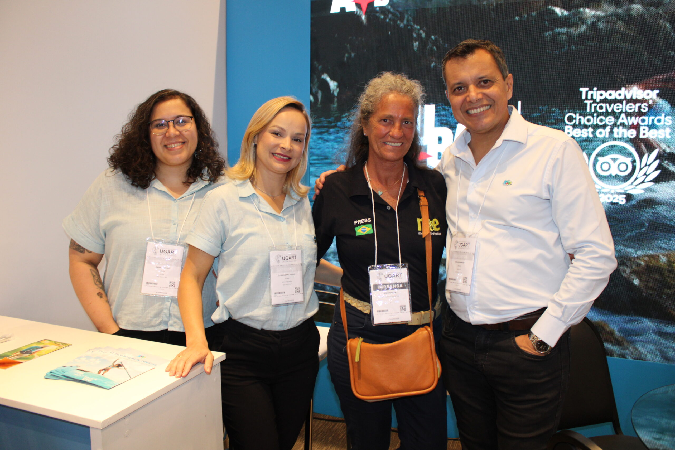 Novos resorts e voo direto fazem de Aruba um destino ainda mais acessível para brasileiros 1 Amine Silvares Alessandra Cardoso e Carlos Barbosa do Turismo de Aruba com Mari Masgrau do Mercado e Eventos scaled Novos resorts e voo direto fazem de Aruba um destino ainda mais acessível para brasileiros