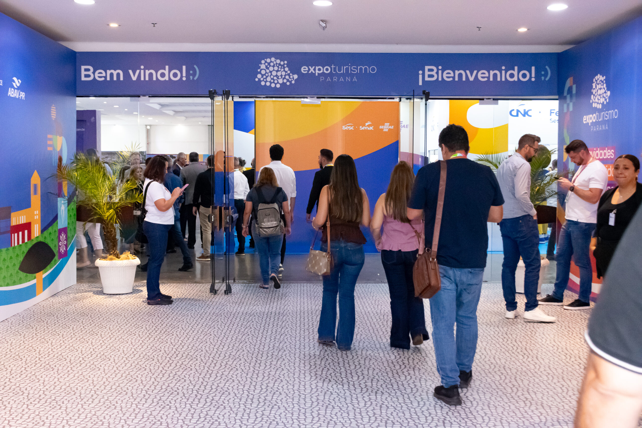 Assim que ocorreu o corte da fita, os primeiros visitantes entraram na feira Assim que ocorreu o corte da fita, os primeiros visitantes entraram na feira