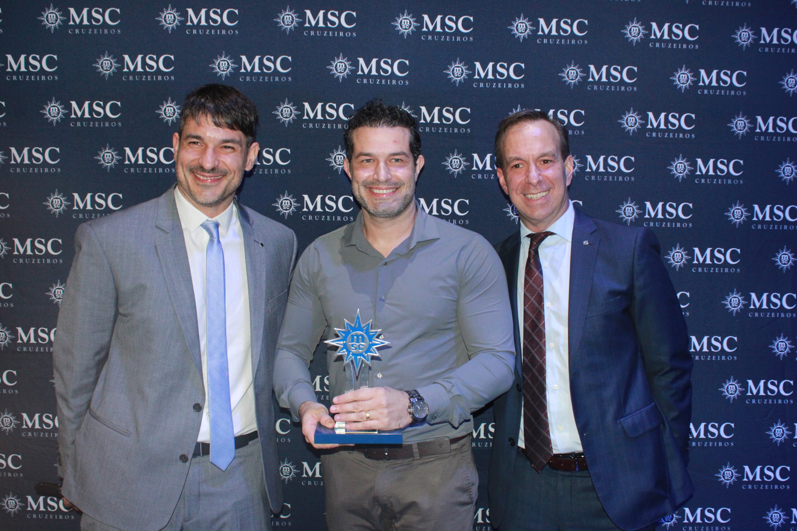 Bruno Cordaro, da PromoAção, entre Ignácio Palacios e Adrian Ursilli, da MSC Bruno Cordaro, da PromoAção, entre Ignácio Palacios e Adrian Ursilli, da MSC