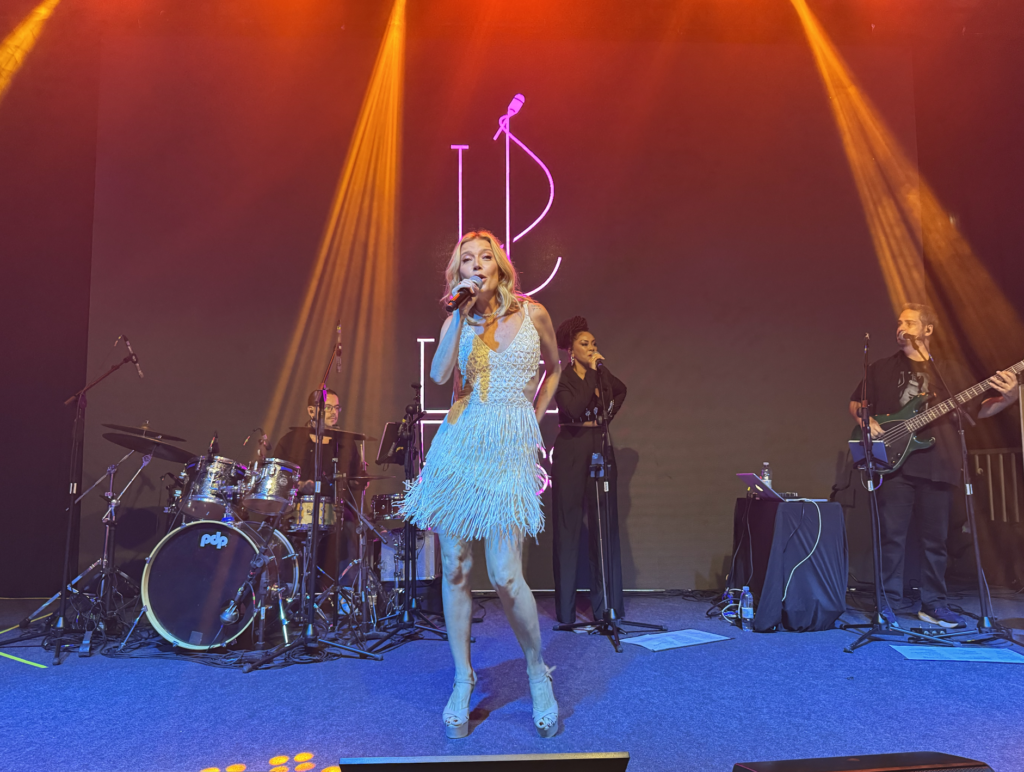 Luiza Possi faz show com repertório cheio de sucessos para o público do Cruise 360