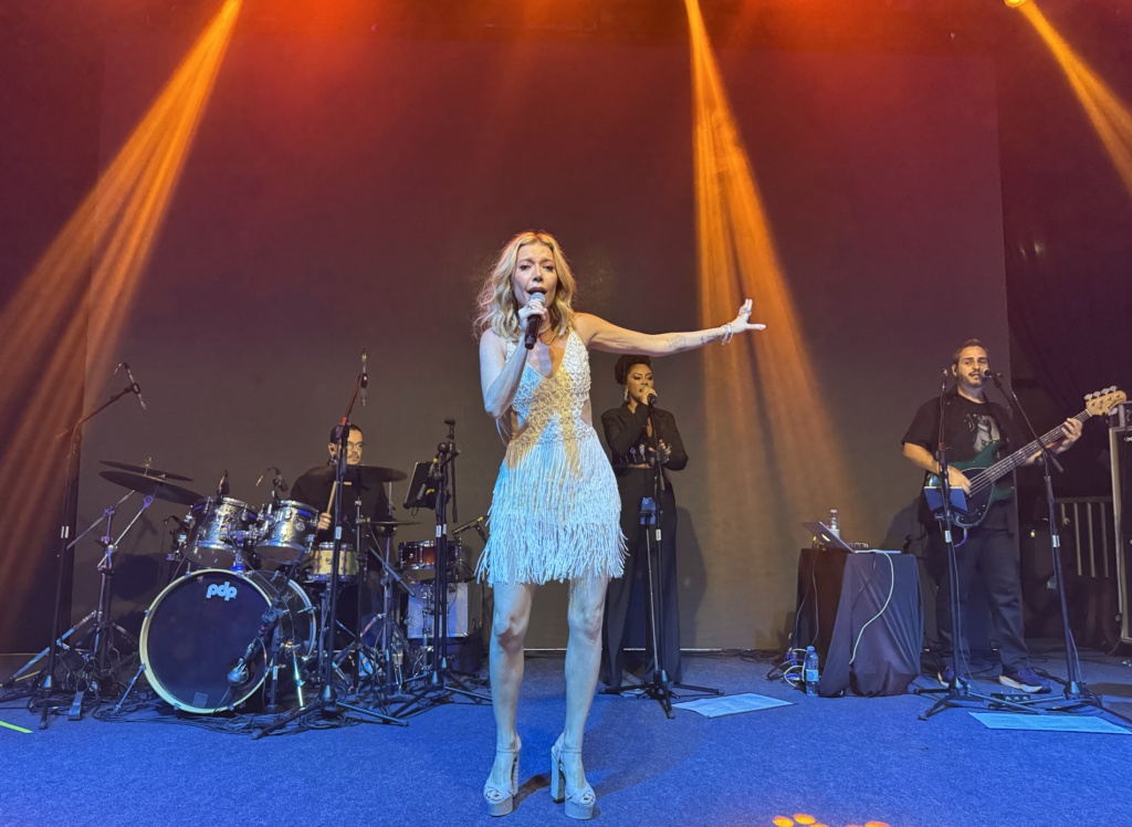 Luiza Possi faz show com repertório cheio de sucessos para o público do Cruise 360