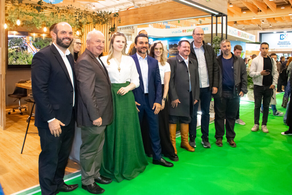 Celso Sabino, ministro do Turismo, com o trade do Rio Grande do Sul