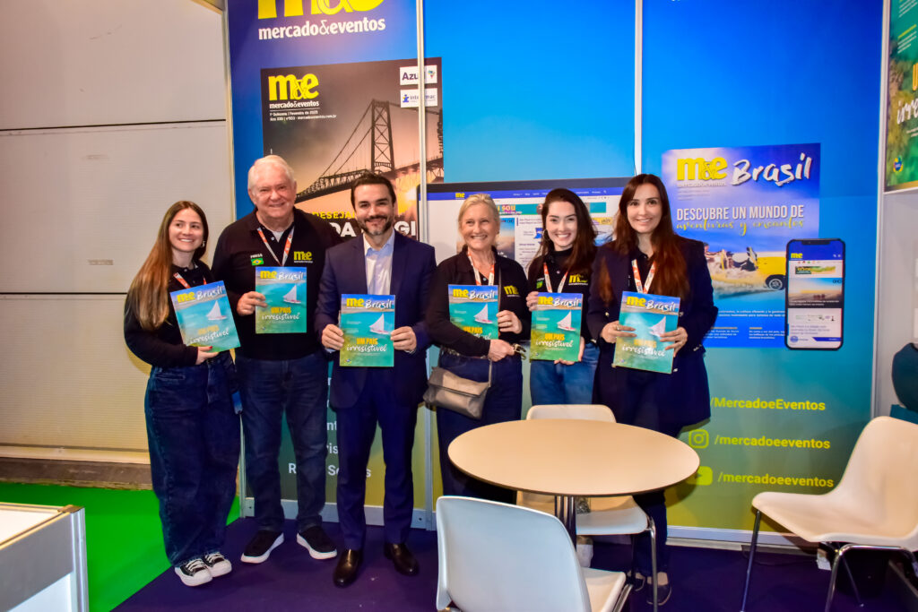 Celso Sabino, ministro do Turismo do Brasil, com a equipe do M&E