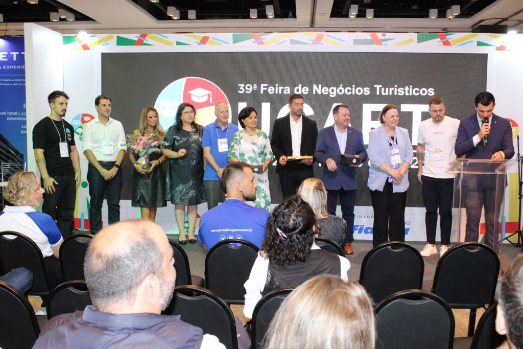 Convidados e autoridades de vários destinos são homenageados