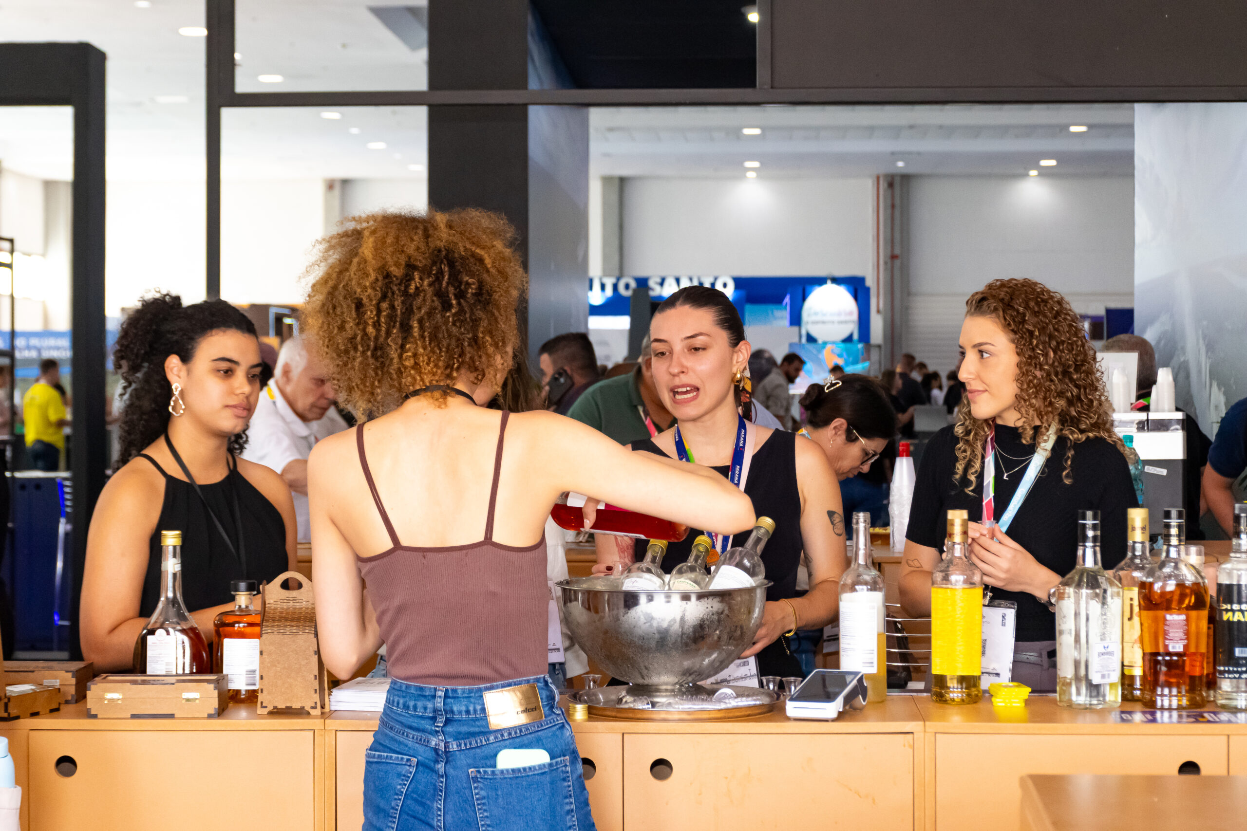Degustação de cachaça na Expo Turismo Paraná
