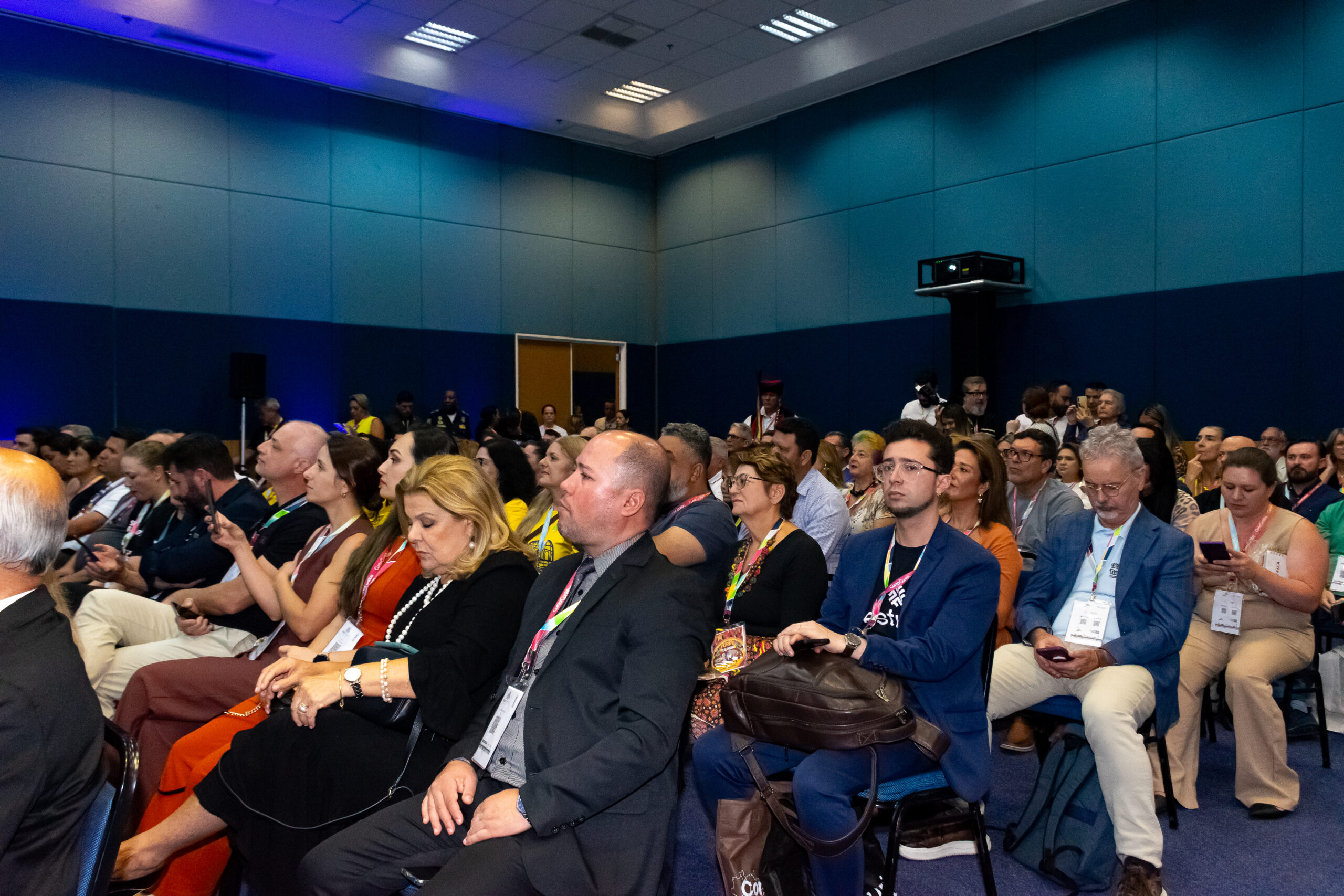 Diversos profissionais do turismo participaram da solenidade de abertura da Expo Turismo Paraná Diversos profissionais do turismo participaram da solenidade de abertura da Expo Turismo Paraná