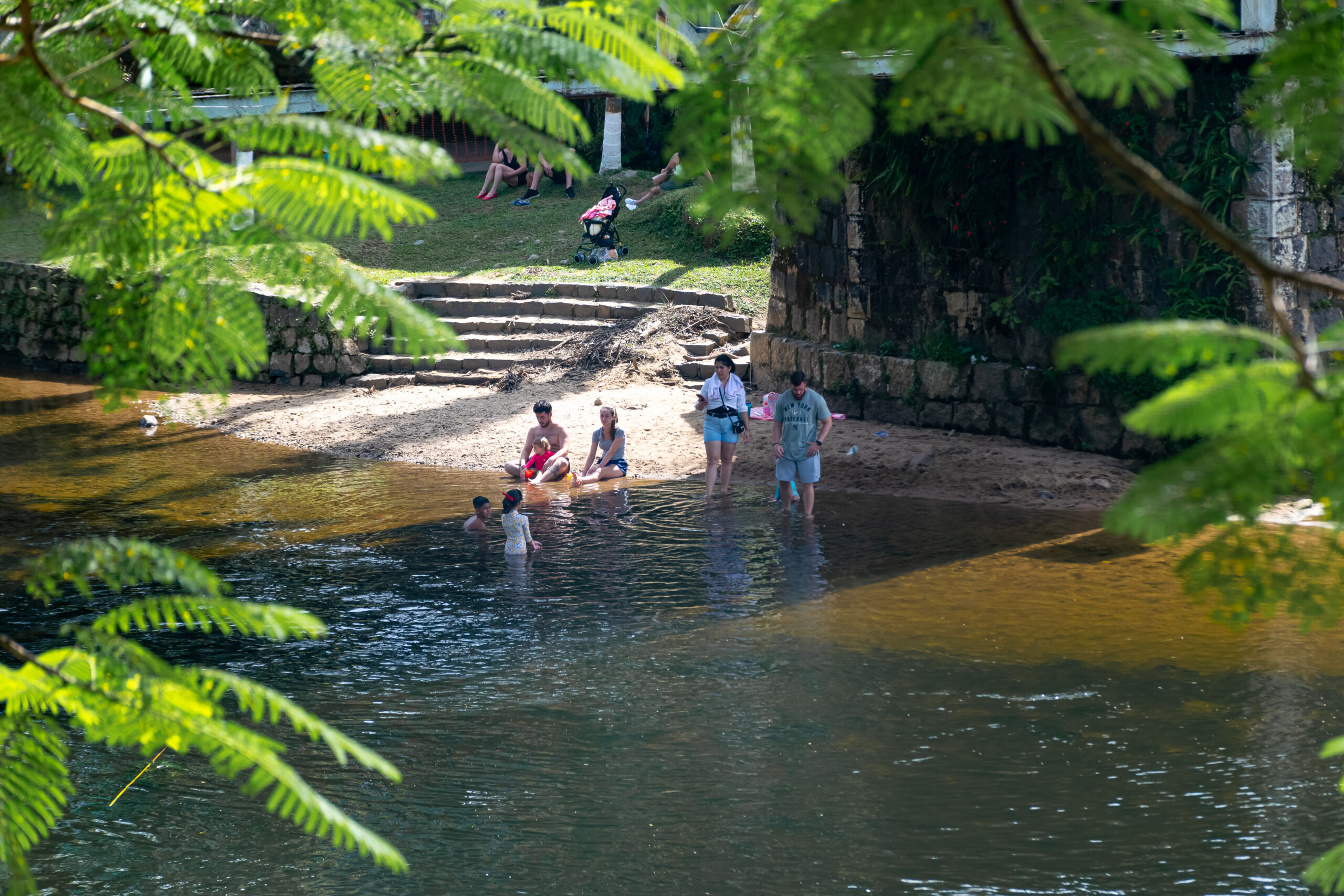 Em Morretes, famílias se refrescam no Rio