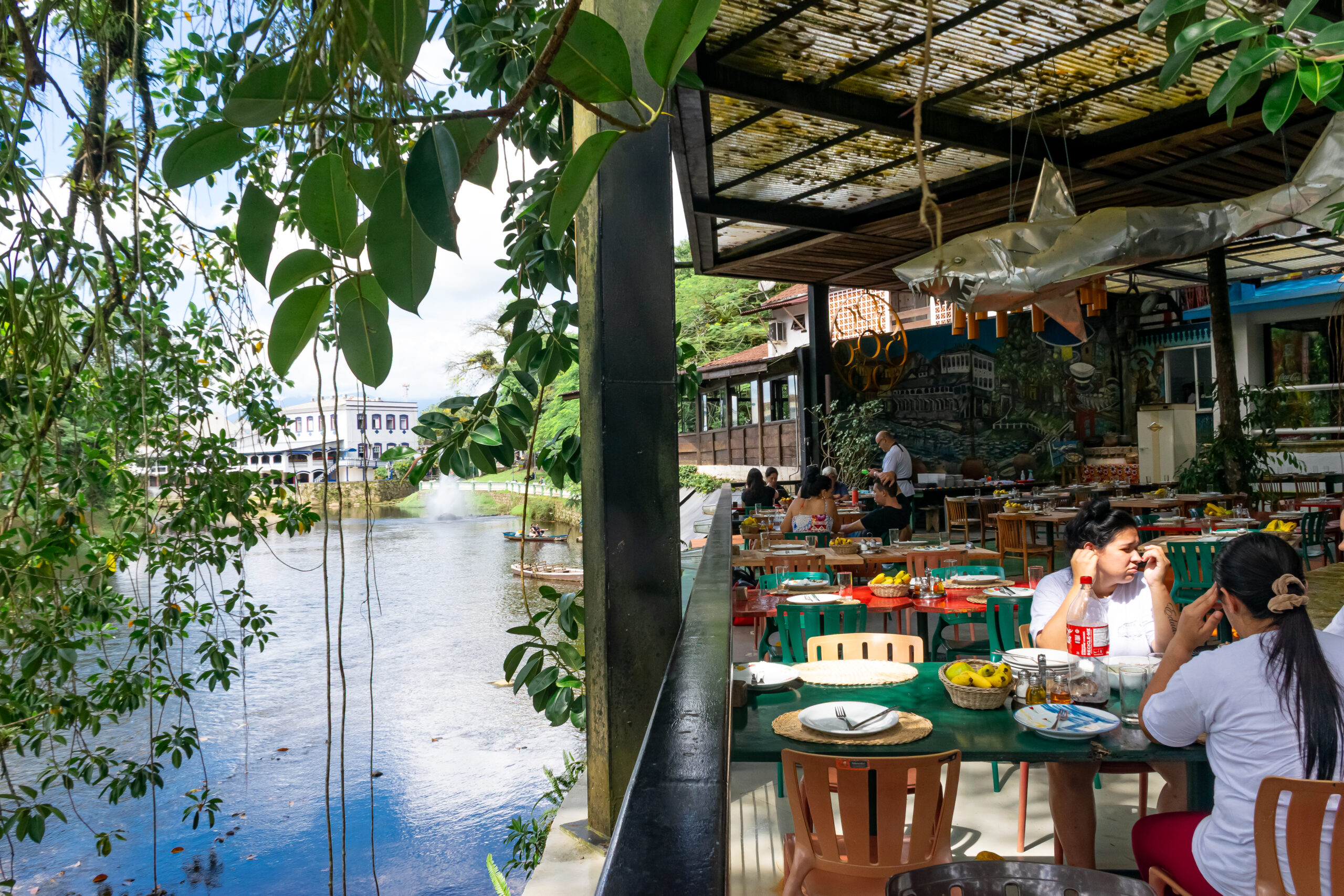 Em Morretes há restaurantes com vista para o rio que corta a cidade