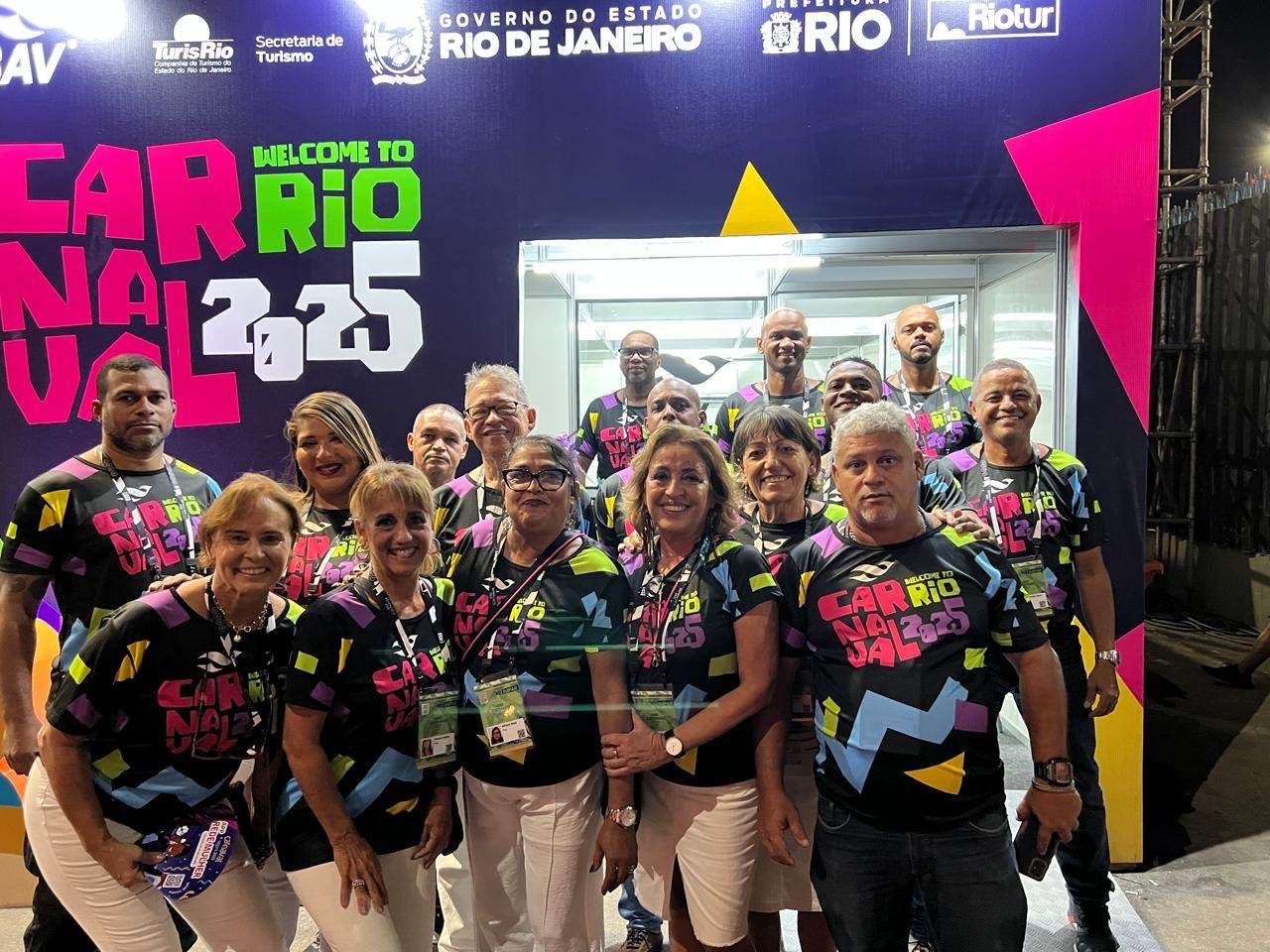 "Welcome to Rio" celebra 30 anos de excelência no atendimento aos turistas na Sapucaí 1 Equipe Abav RJ na acao Welcome to Rio 2025 "Welcome to Rio" celebra 30 anos de excelência no atendimento aos turistas na Sapucaí