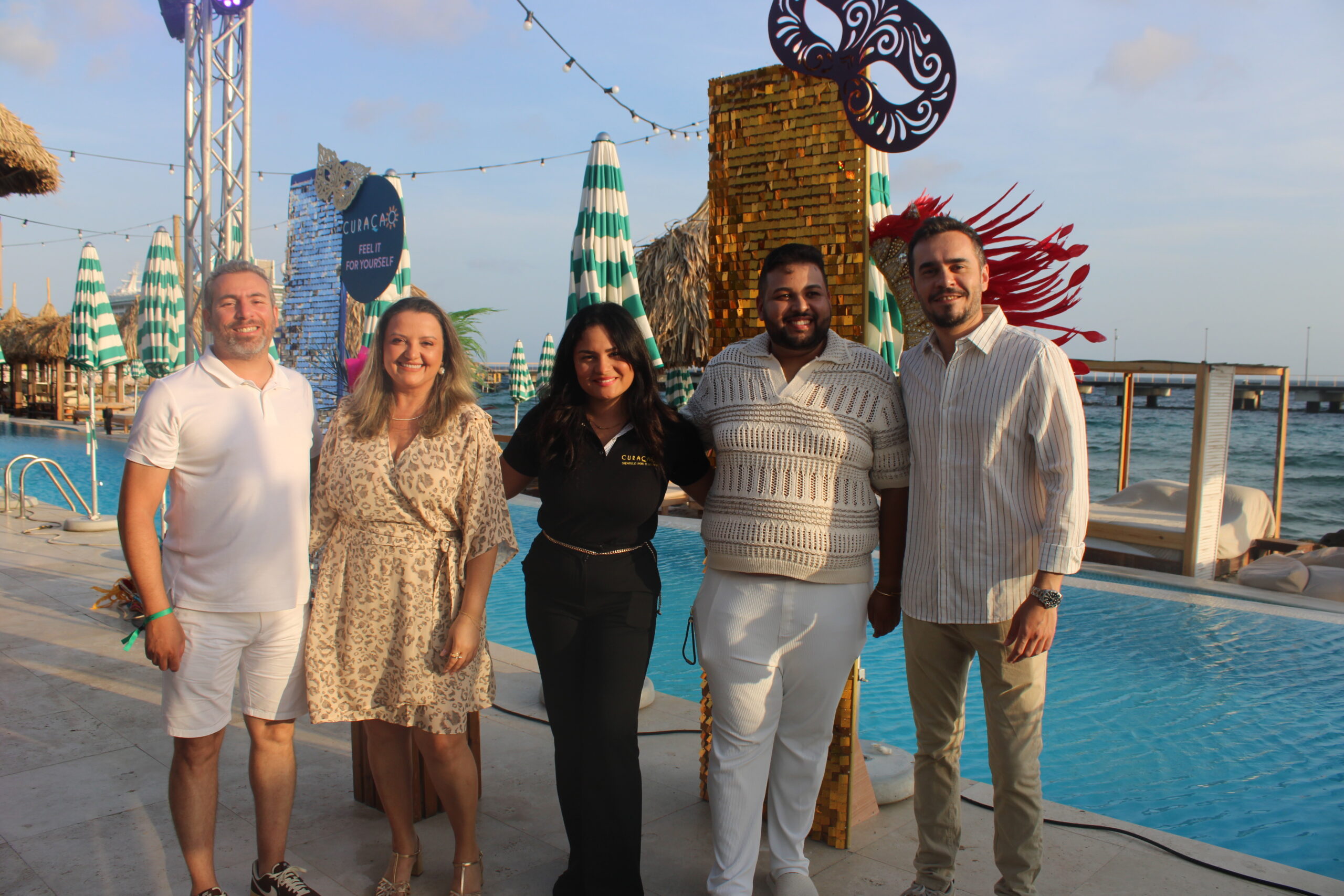 Equipe da Azul Viagens com a equipe de Curaçao