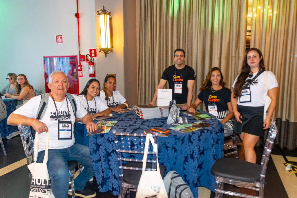 Equipe de Curitiba em atendimento com os agentes de viagens