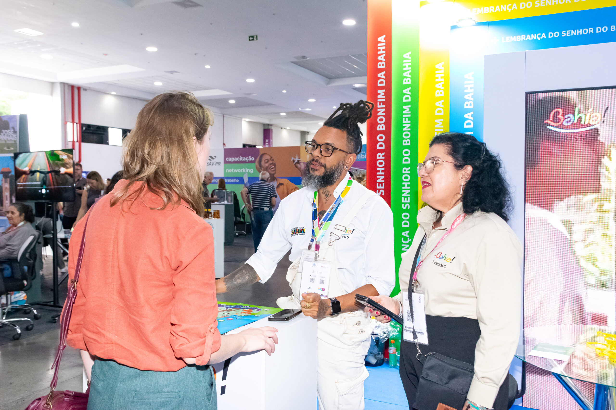 Estande da Bahia em atendimento na Expo Turismo Paraná