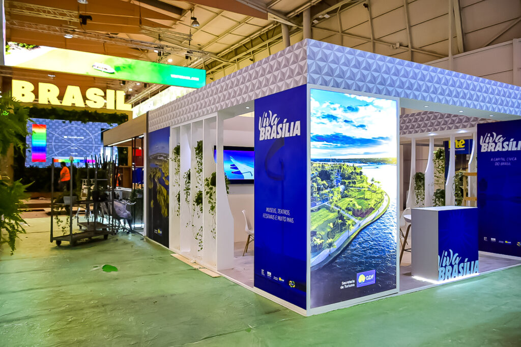 Estande de Brasília em montagem na BTL 2025