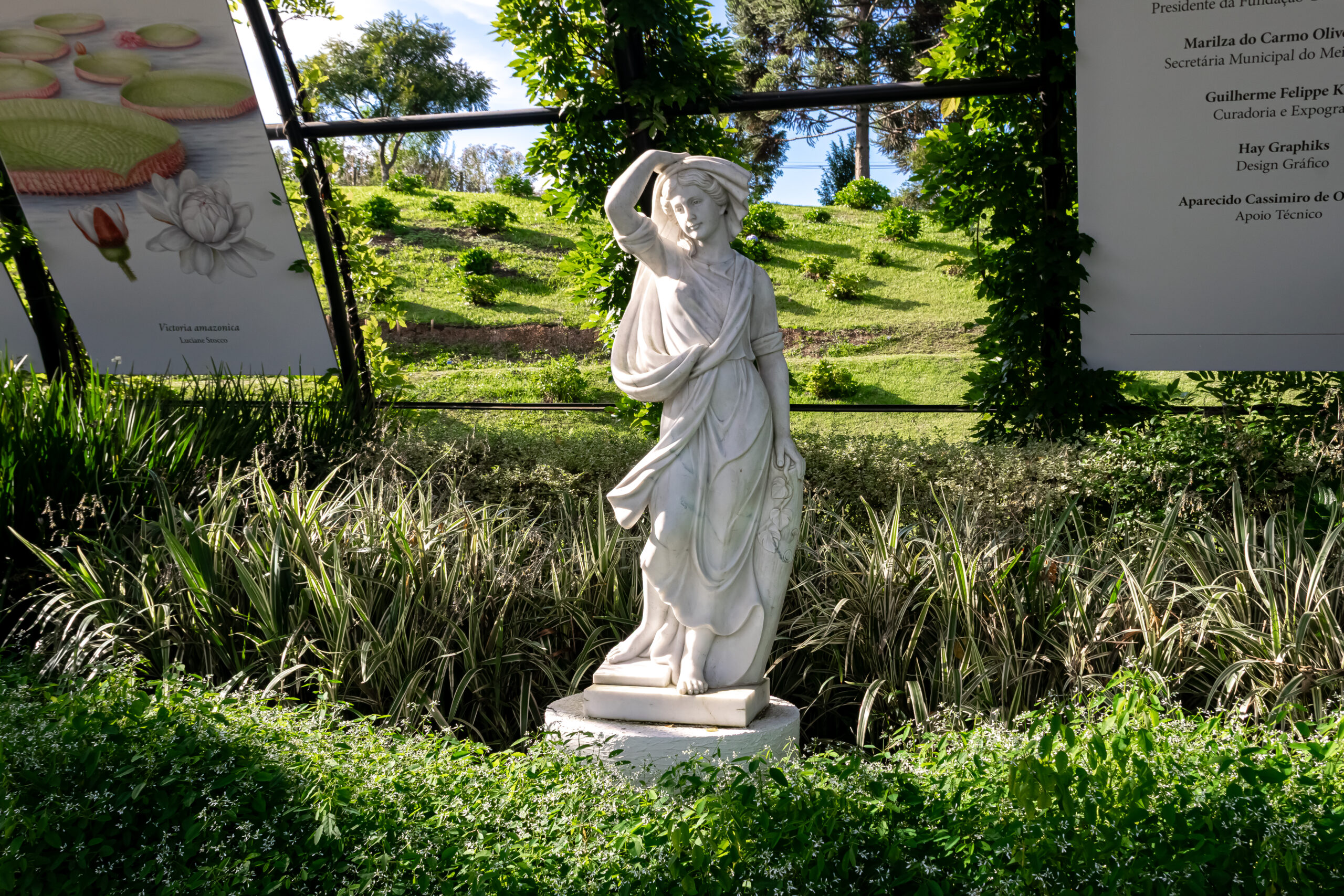 Estátua decorativa na estufa quatro estações