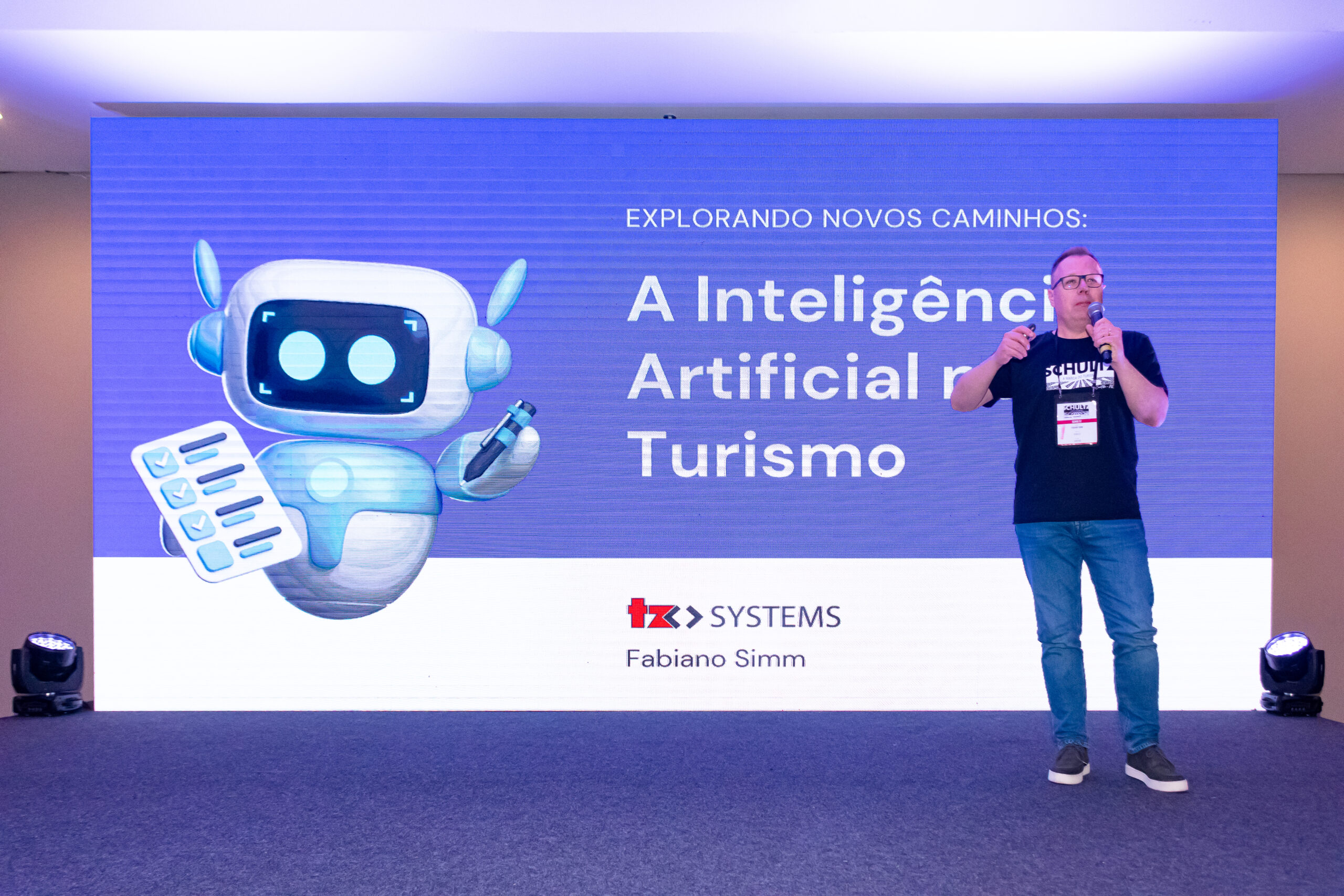 Fabiano Simm, da TZ Systems apresentando a Wikitravel Fabiano Simm, da TZ Systems apresentando a Wikitravel