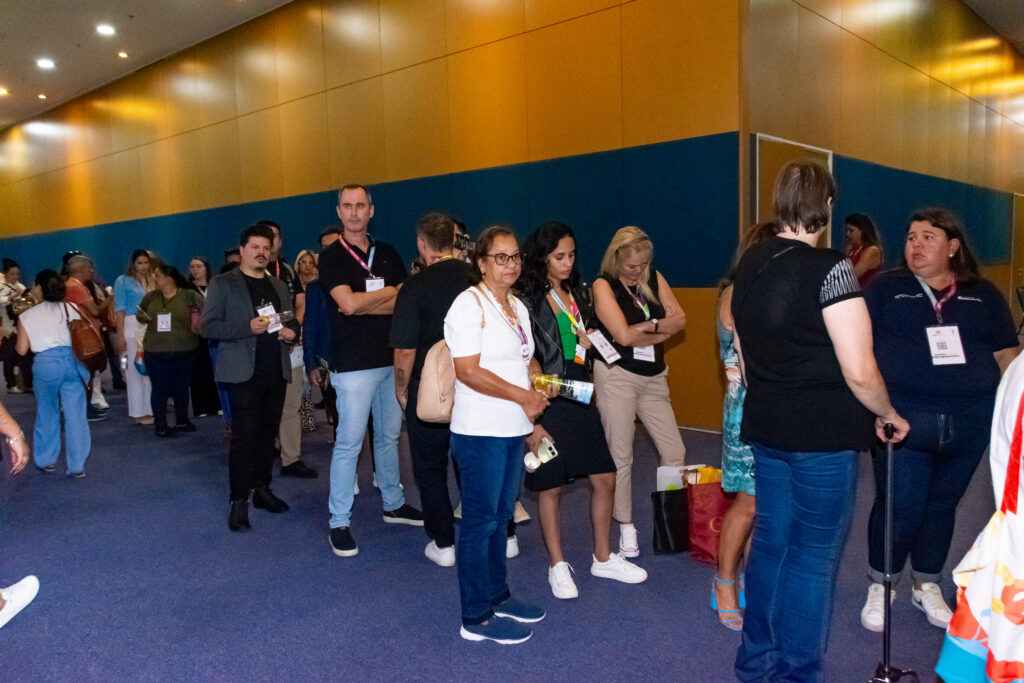 Fila para entrada na sala de capacitação