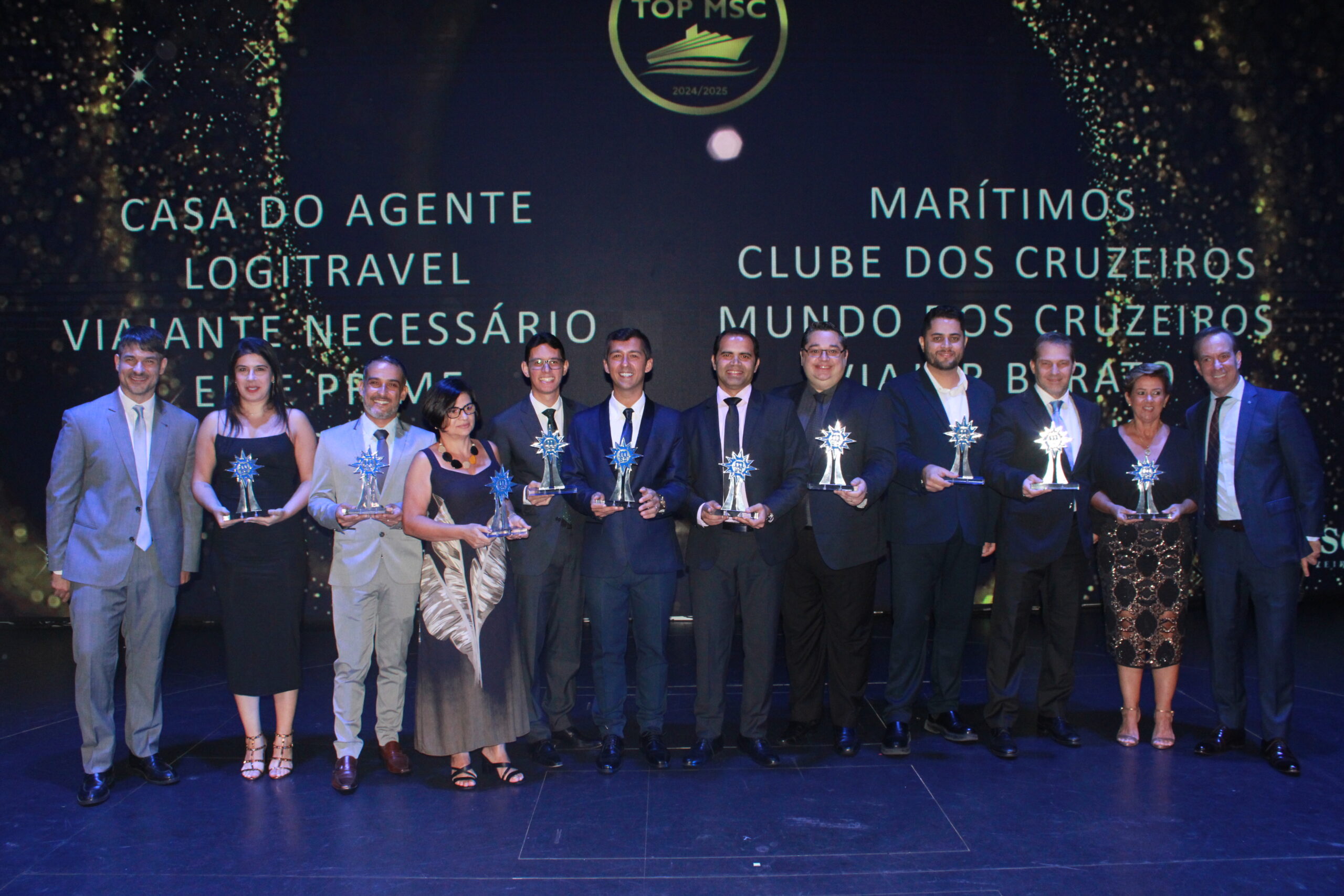 Ganhadores da principal categria da noite, TOP 10, exibem seus troféus Ganhadores da principal categria da noite, TOP 10, exibem seus troféus