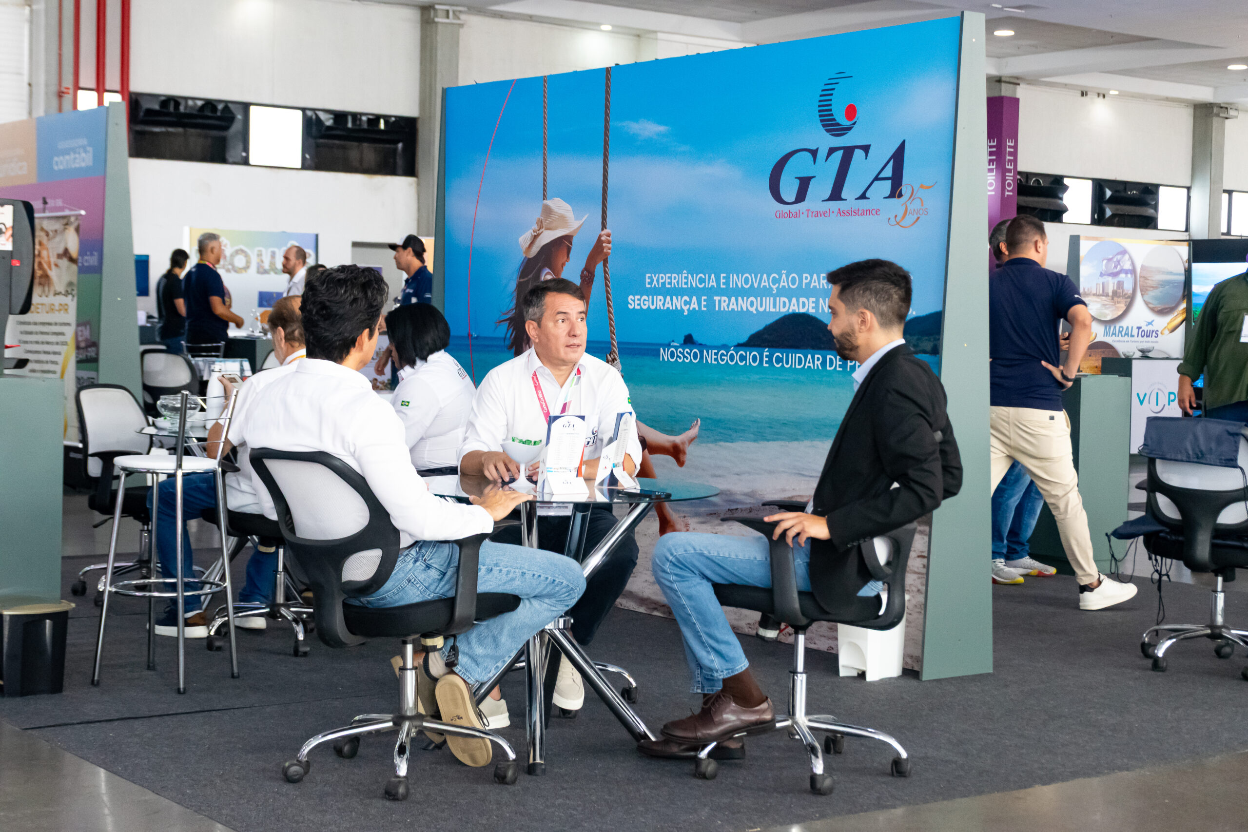 Gelson Popazoglo, da GTA em atendimento na Expo Turismo Paraná