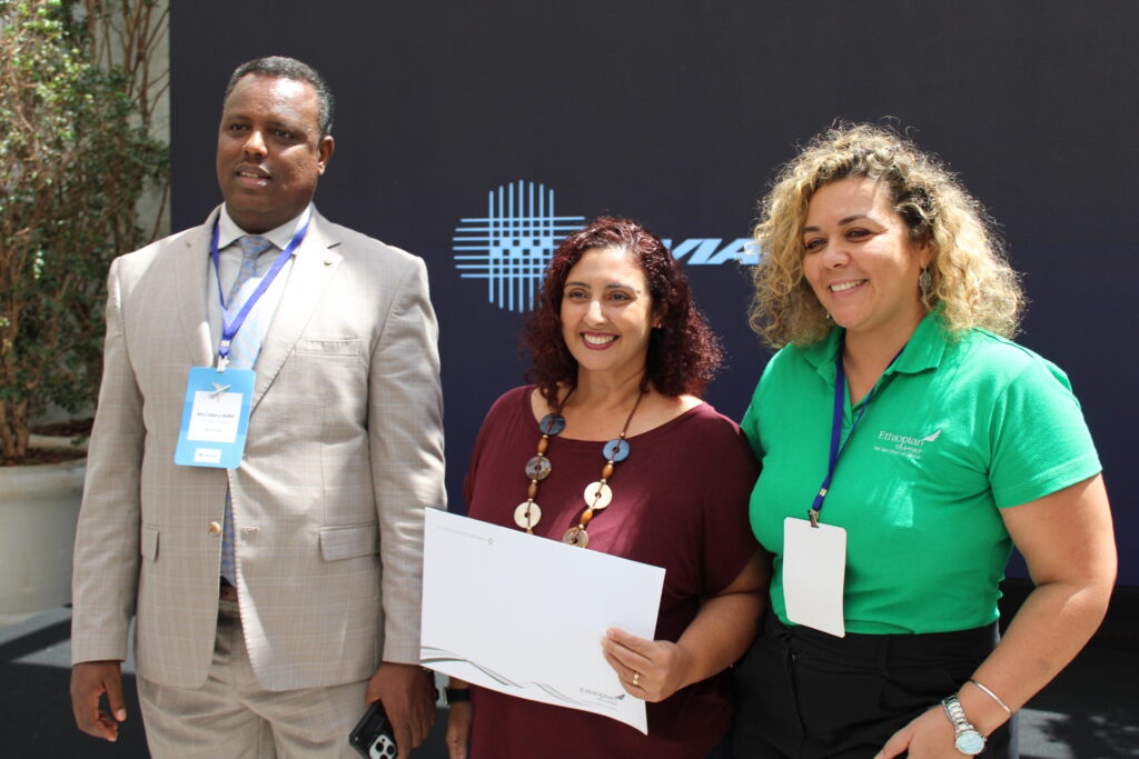 Hilu Hailu Hurji e Camila Lunardi, da Ethiopian Airlines, com a agente de viagem Jussara Beraldes, da Innovati Travel