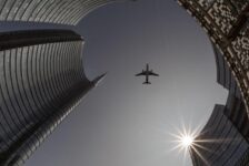 Companhias aéreas dos EUA reduzem perspectivas em meio a demissões em massa e ameaça de tarifas