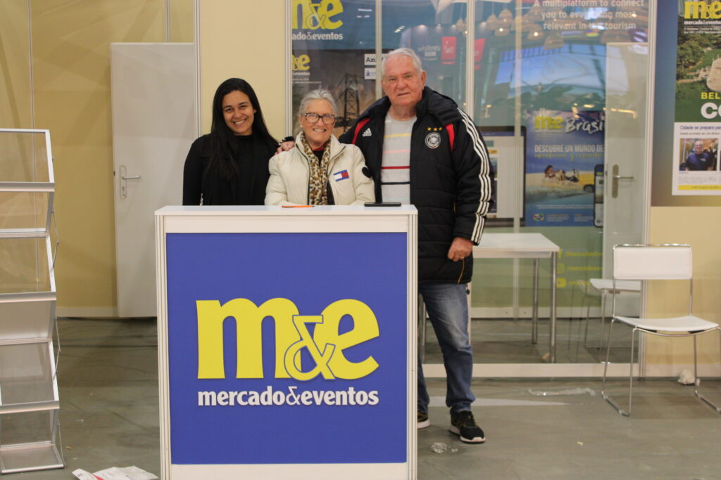 Janaina Brito, editora do M&E, com Rosa Masgrau, vice presidente, e Roy Taylor, presidente do Mercado&Eventos