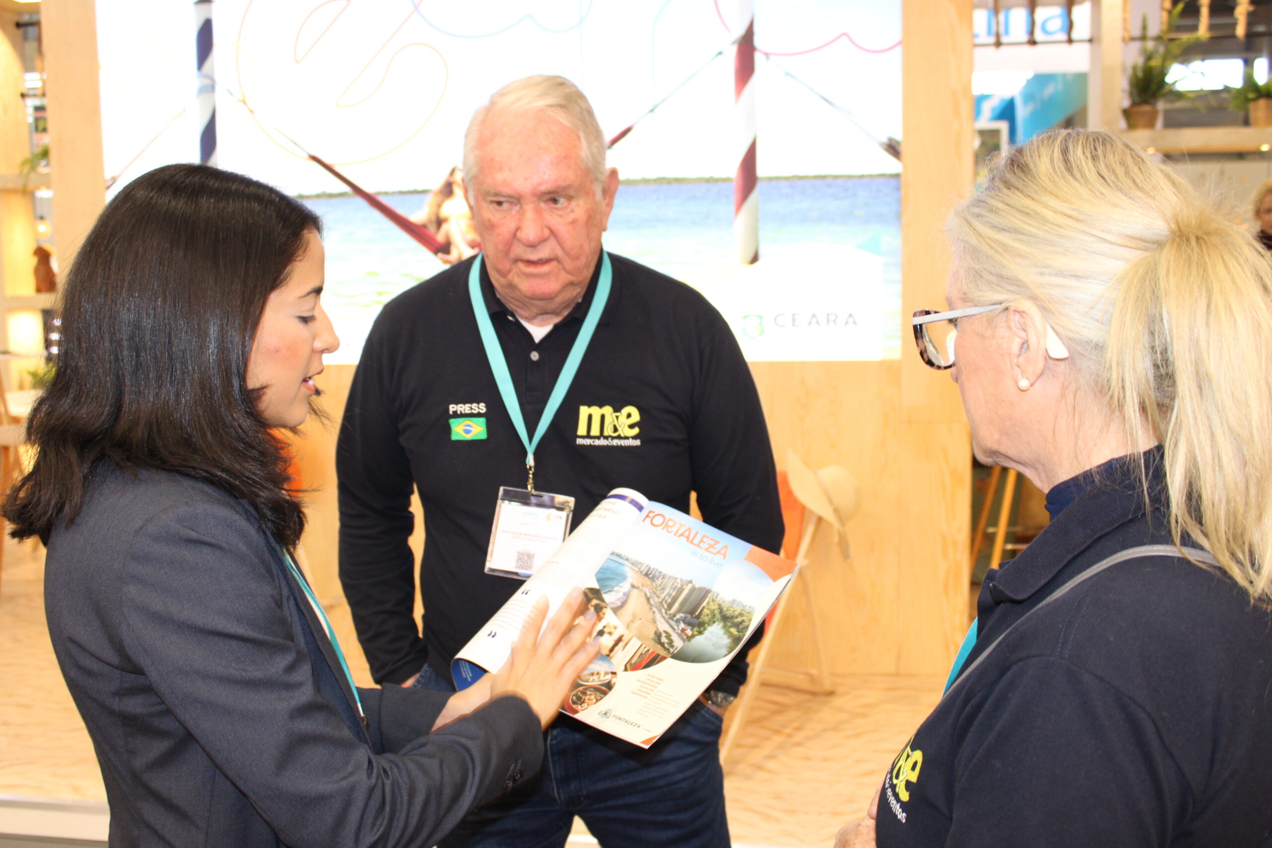 Roy Taylor e Rosa Masgrau, do M&E com Thais Facundo, da Setur-CE e a revista do jornal Roy Taylor e Rosa Masgrau, do M&E com Thais Facundo, da Setur-CE e a revista do jornal