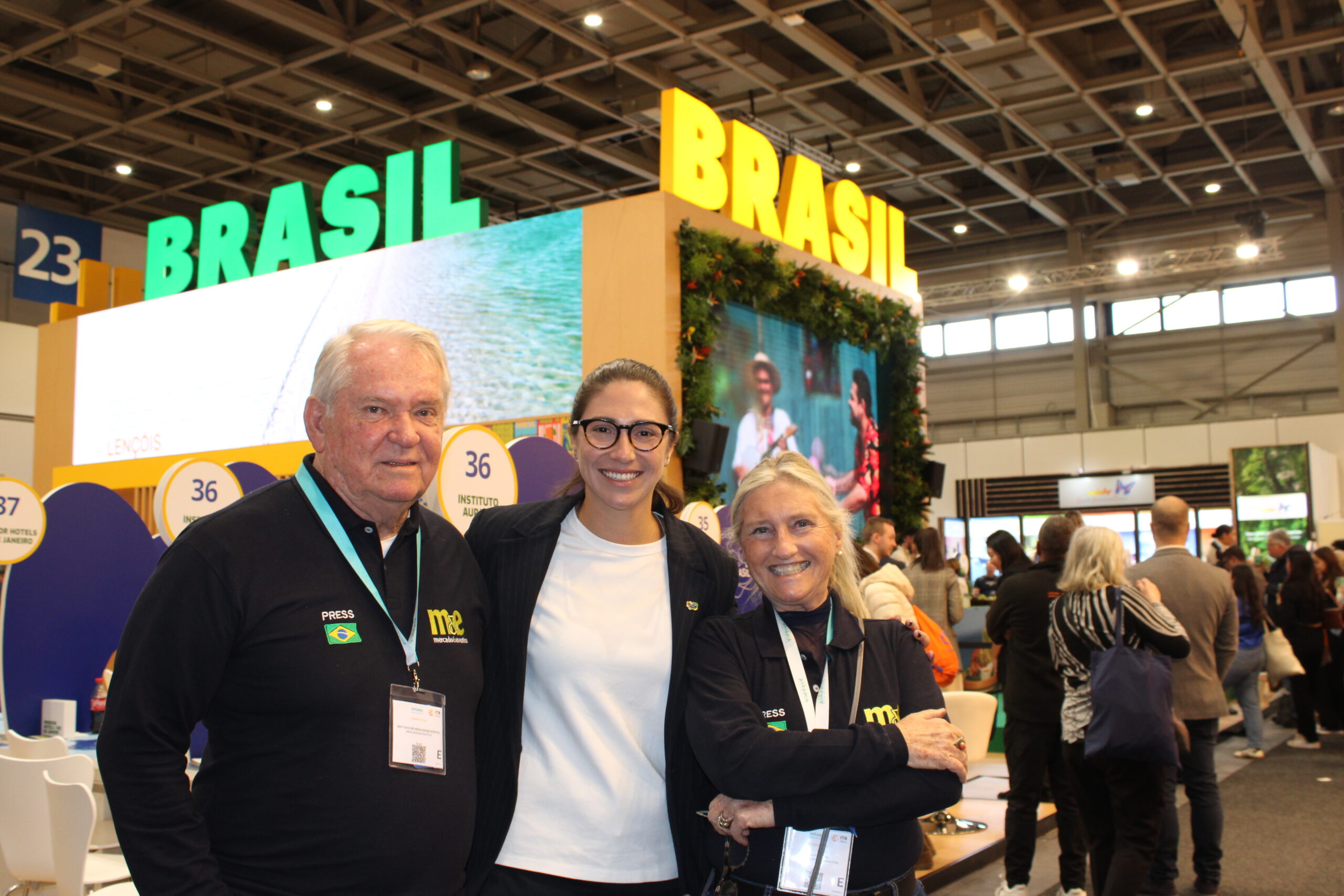 Marjorie Mynssen, da Embratur, entre Roy Taylor e Rosa Masgrau, do M&E