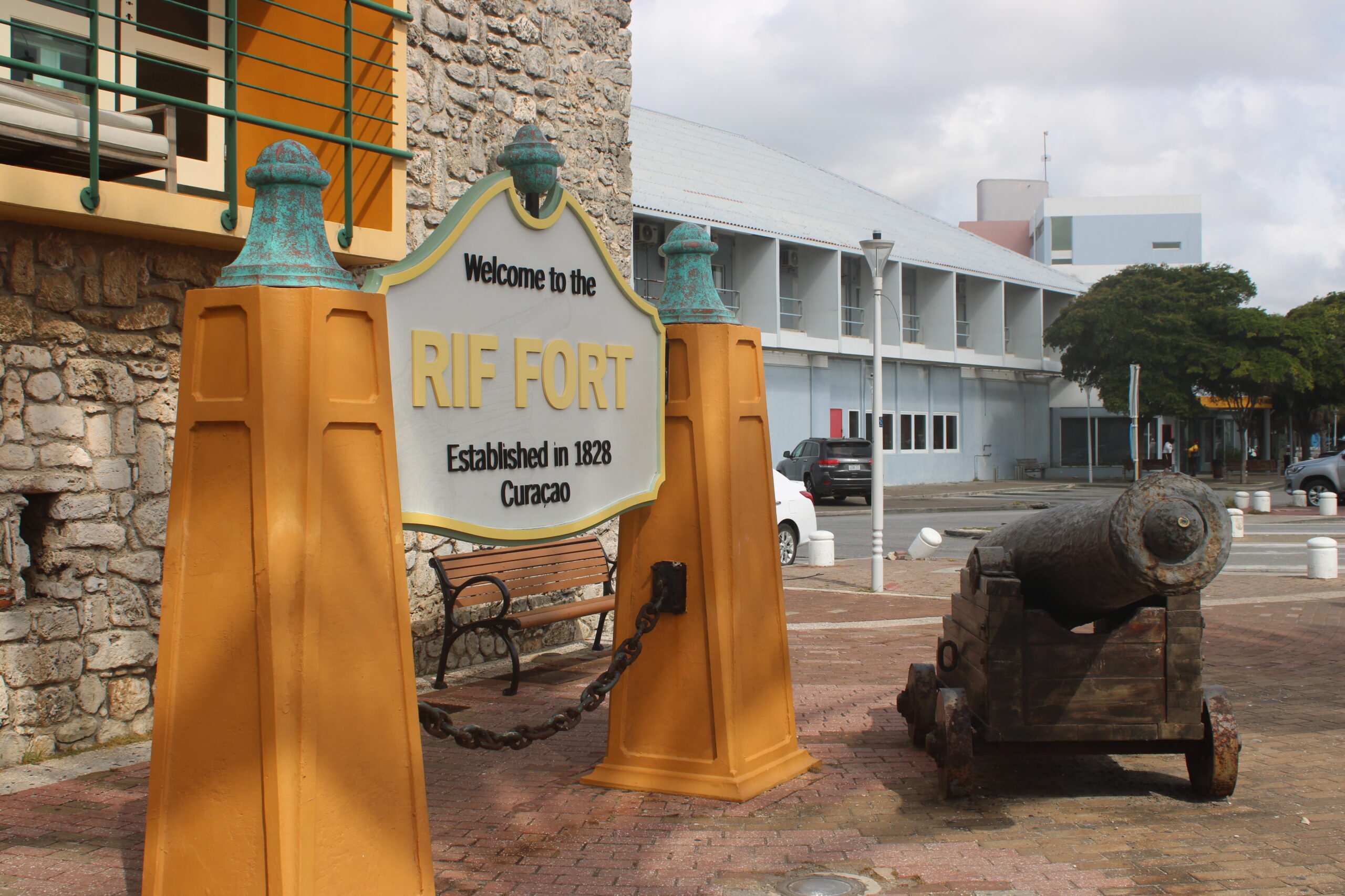 A entrada do Rif Fort, que foi transformado em uma 'vilinha' de lojas e restaurantes