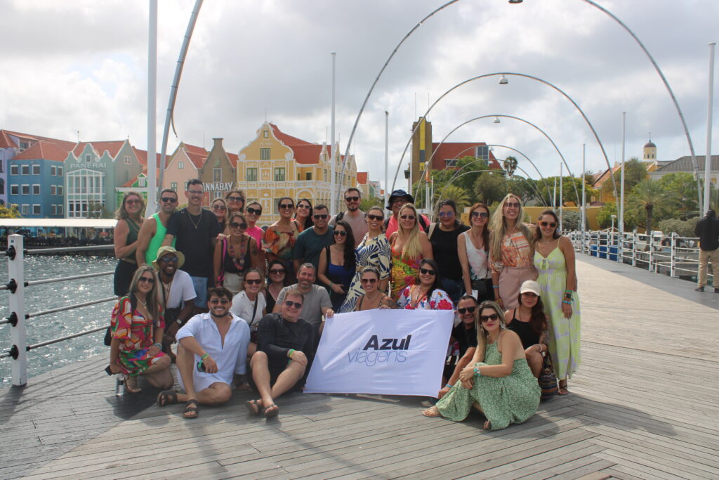 O grupo de 30 agentes de viagens na ponte Queen Emma, que liga Punda e Otrobanda