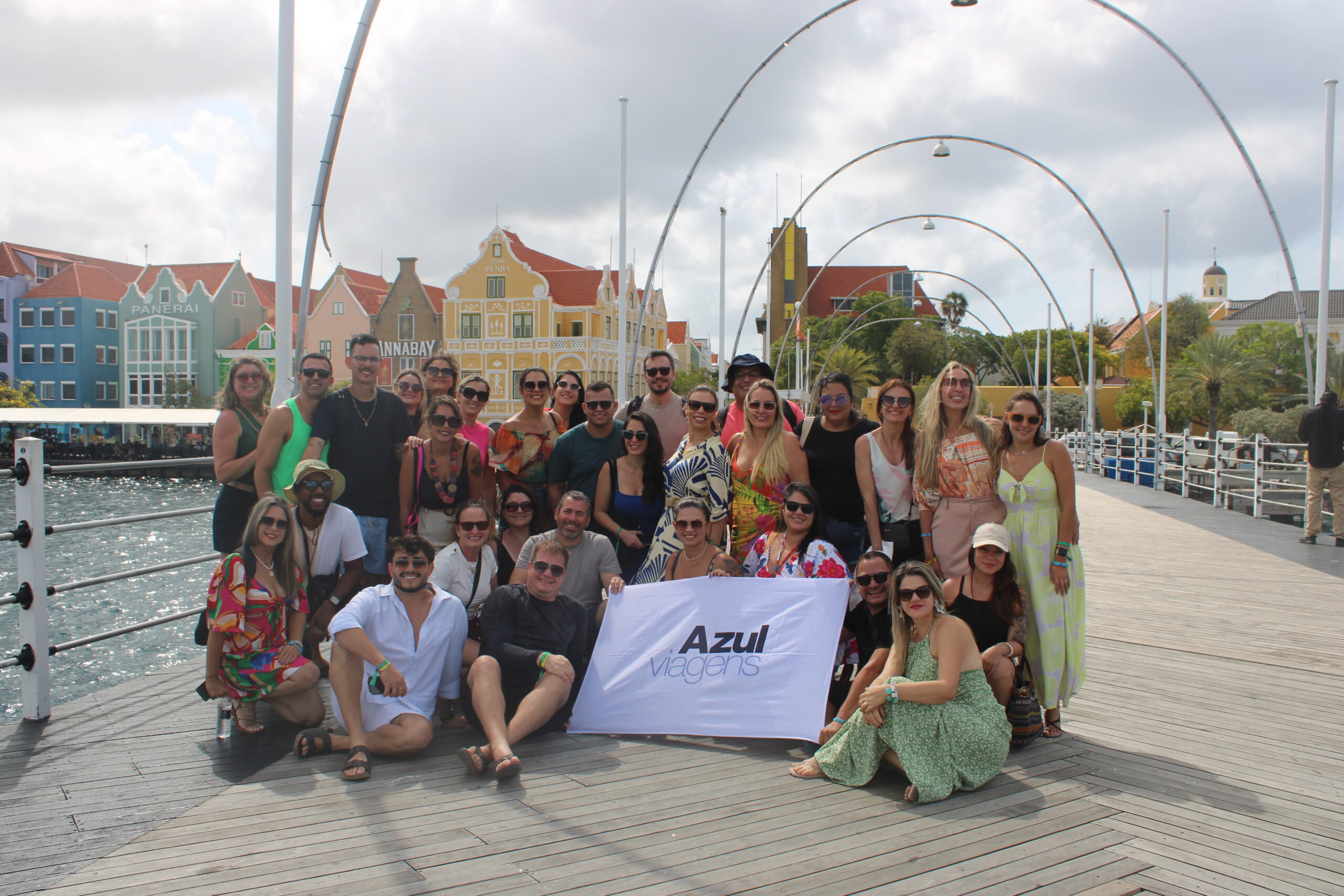 O grupo de 30 agentes de viagens na ponte Queen Emma, que liga Punda e Otrobanda
