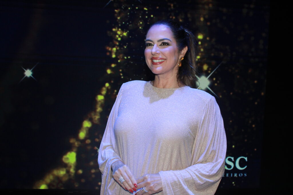 Flávia Cavalcante, ex-Miss Brasil e mestre de cerimônia do evento
