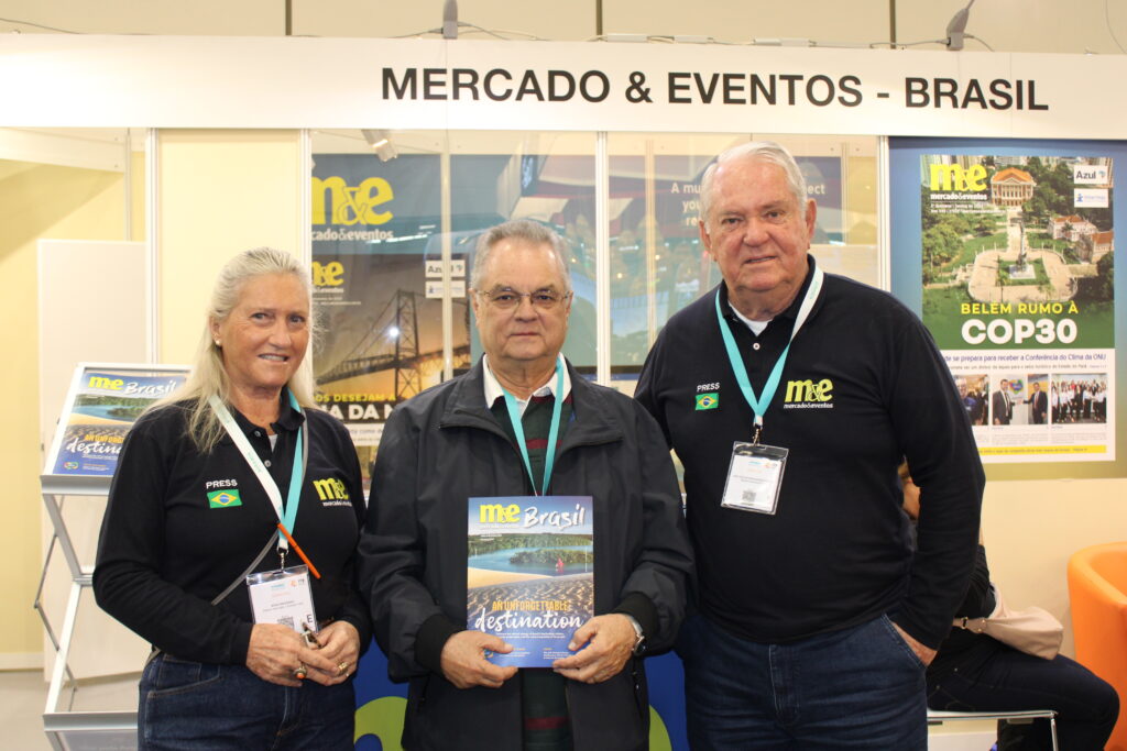 Bernardo Peixoto, presidente da Fecomércio-PE, entre Rosa Masgrau e Roy Taylor, do M&E 