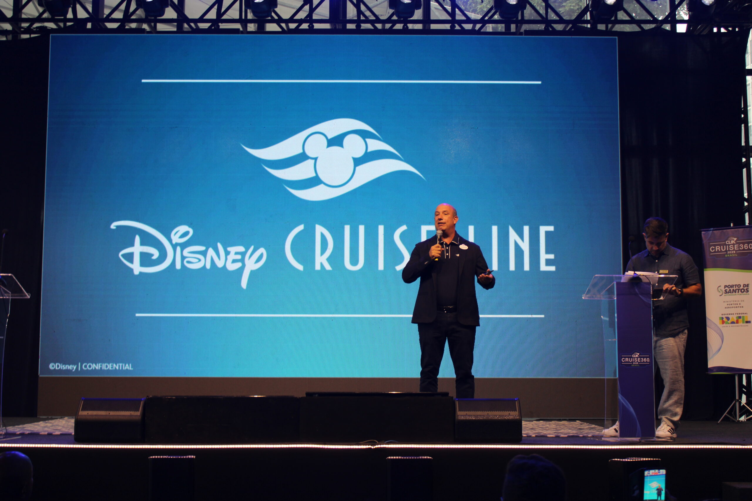 Disney Cruise Line acelera expansão e reforça presença global com novos navios e destinos 1 Alexander Haim, da Disney Destination, palestrou sobre as novidades dos cruzeiros Disney