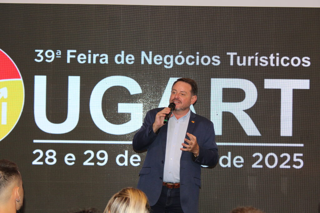 O secretário de Turismo do Rio Grande do Sul, Ronaldo Santini, discursa no início da feira (Felipe Abilio/M&E)