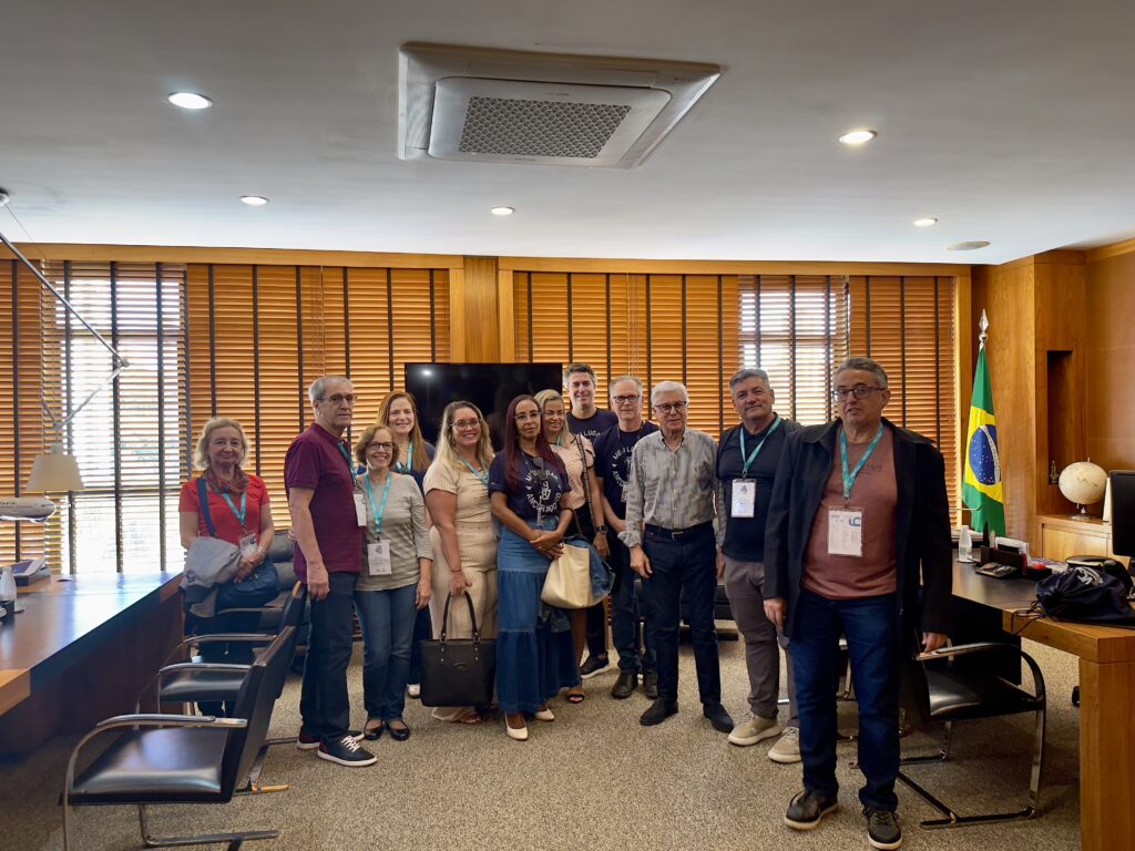 Agentes na sala da diretoria 