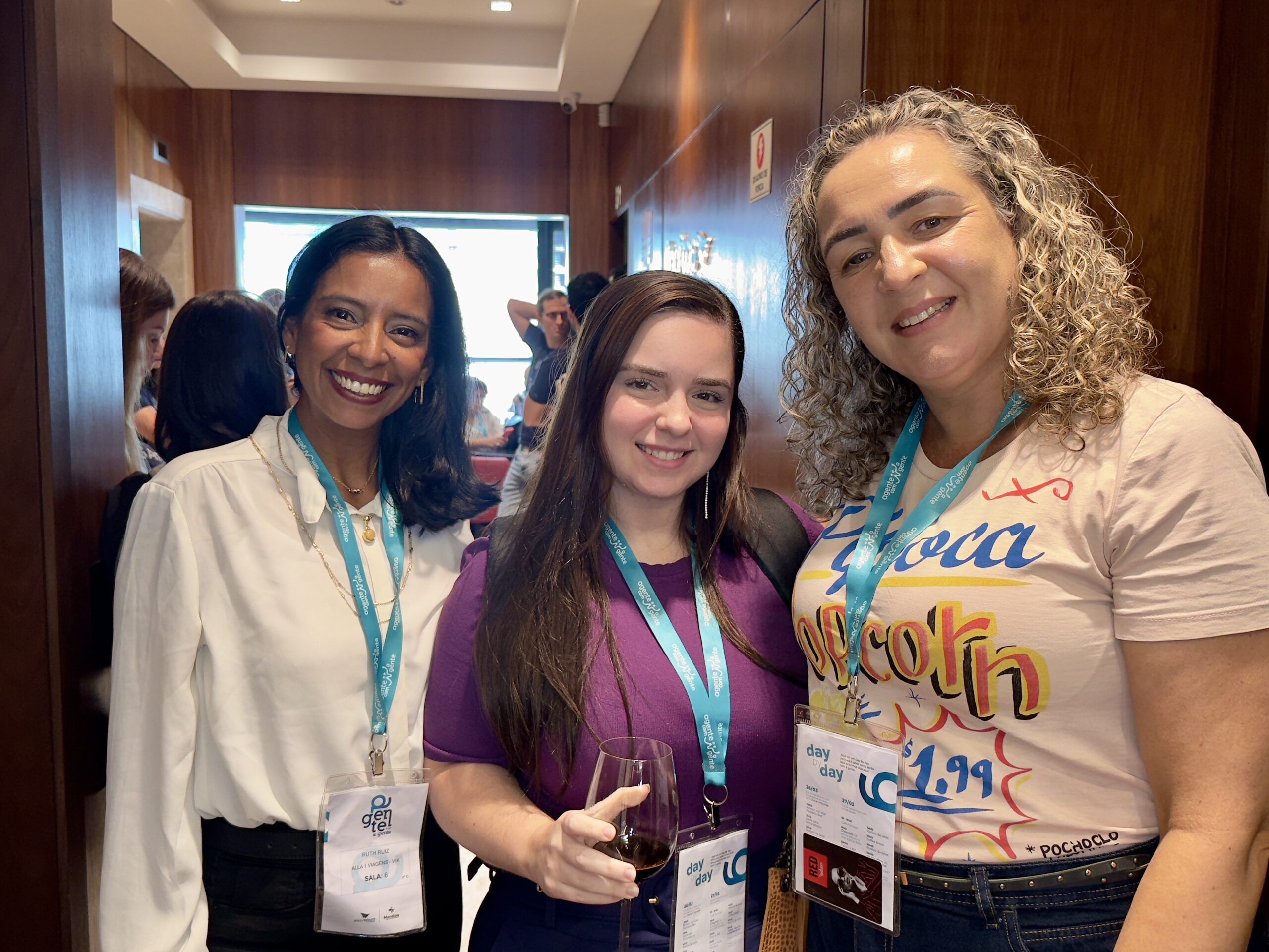 Ruth Ruiz, da Alla Viagens, Nicole Rizzi Nunes, da Zeroum Viagens, e Leanda Zanella, da Tia Zirinha Viagens