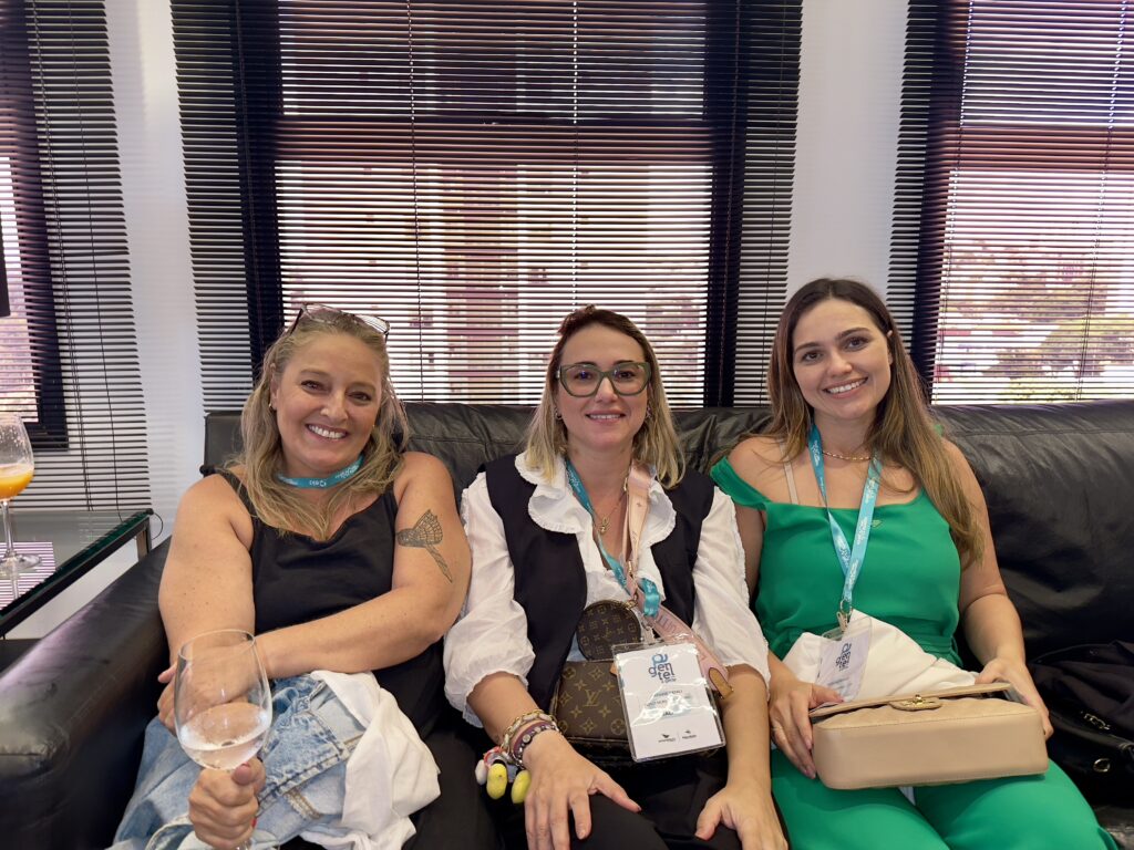 Laura Bittencourt, da Paulo Vasconcellos Turismo, Tatiane Fenili, da Novo Mundo Turismo, e Rosiane Araújo, da Voo Livre Turismo