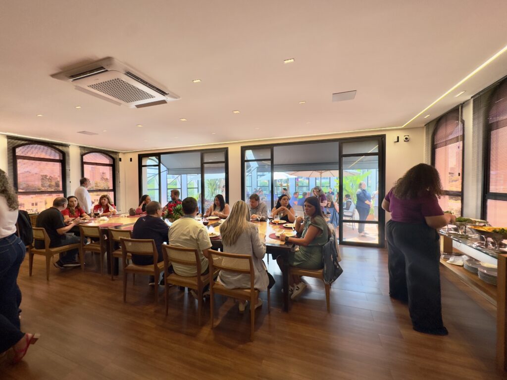 Agentes reunidos para o almoço