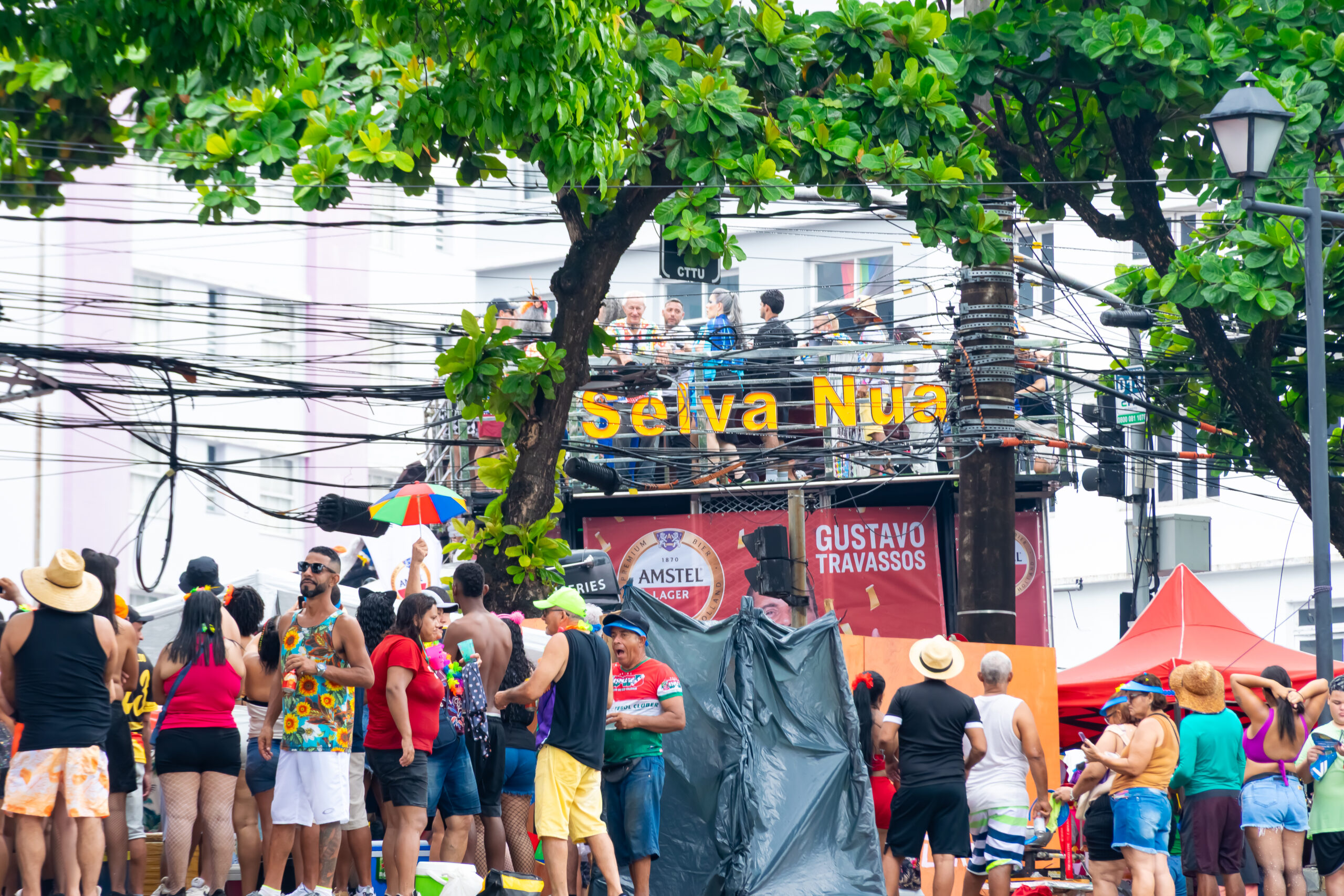 Os foliões do Camarote Catamaran também puderam desfrutar da vista e música dos trios elétricos Os foliões do Camarote Catamaran também puderam desfrutar da vista e música dos trios elétricos