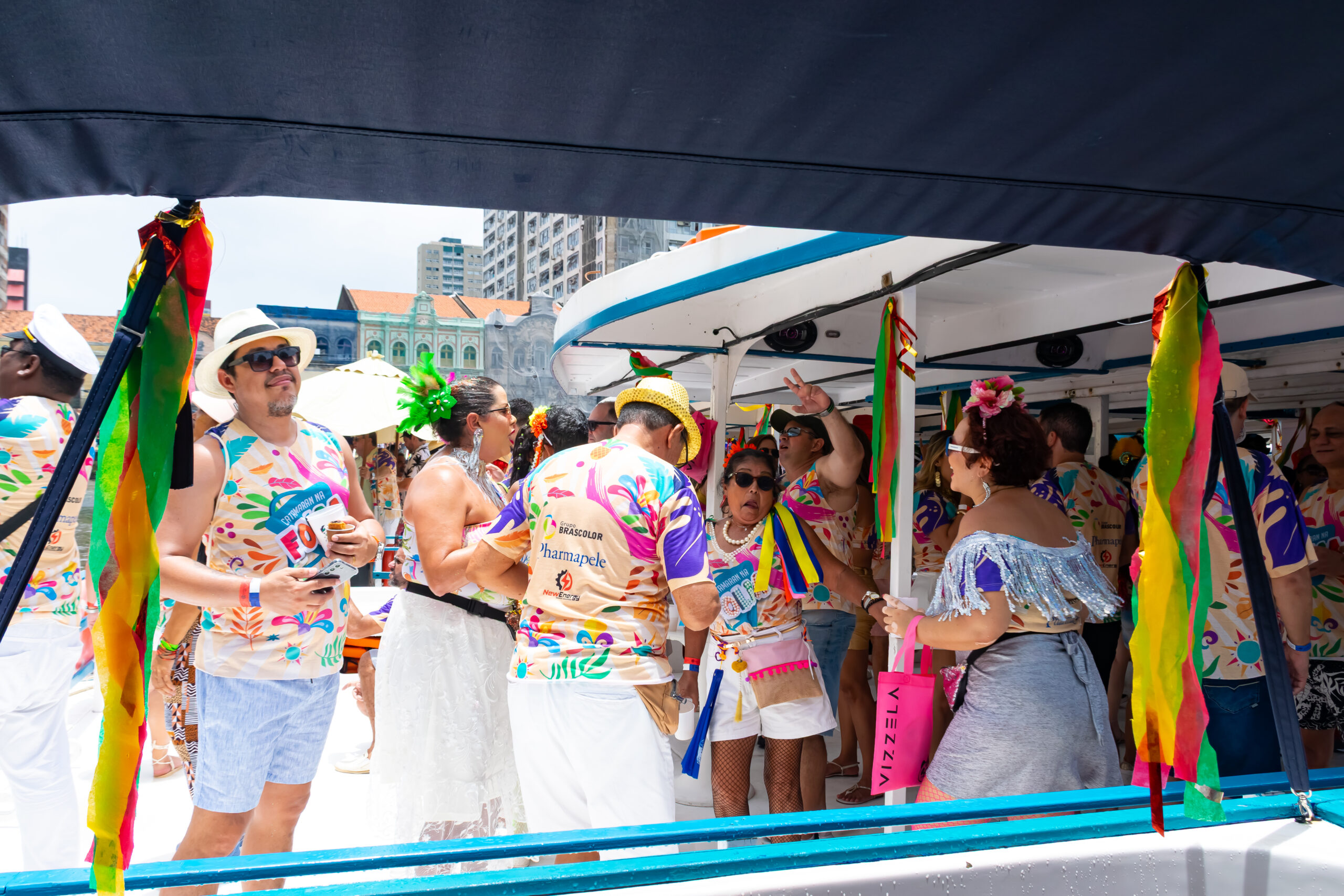 Baile de carnaval no catamarã Baile de carnaval no catamarã