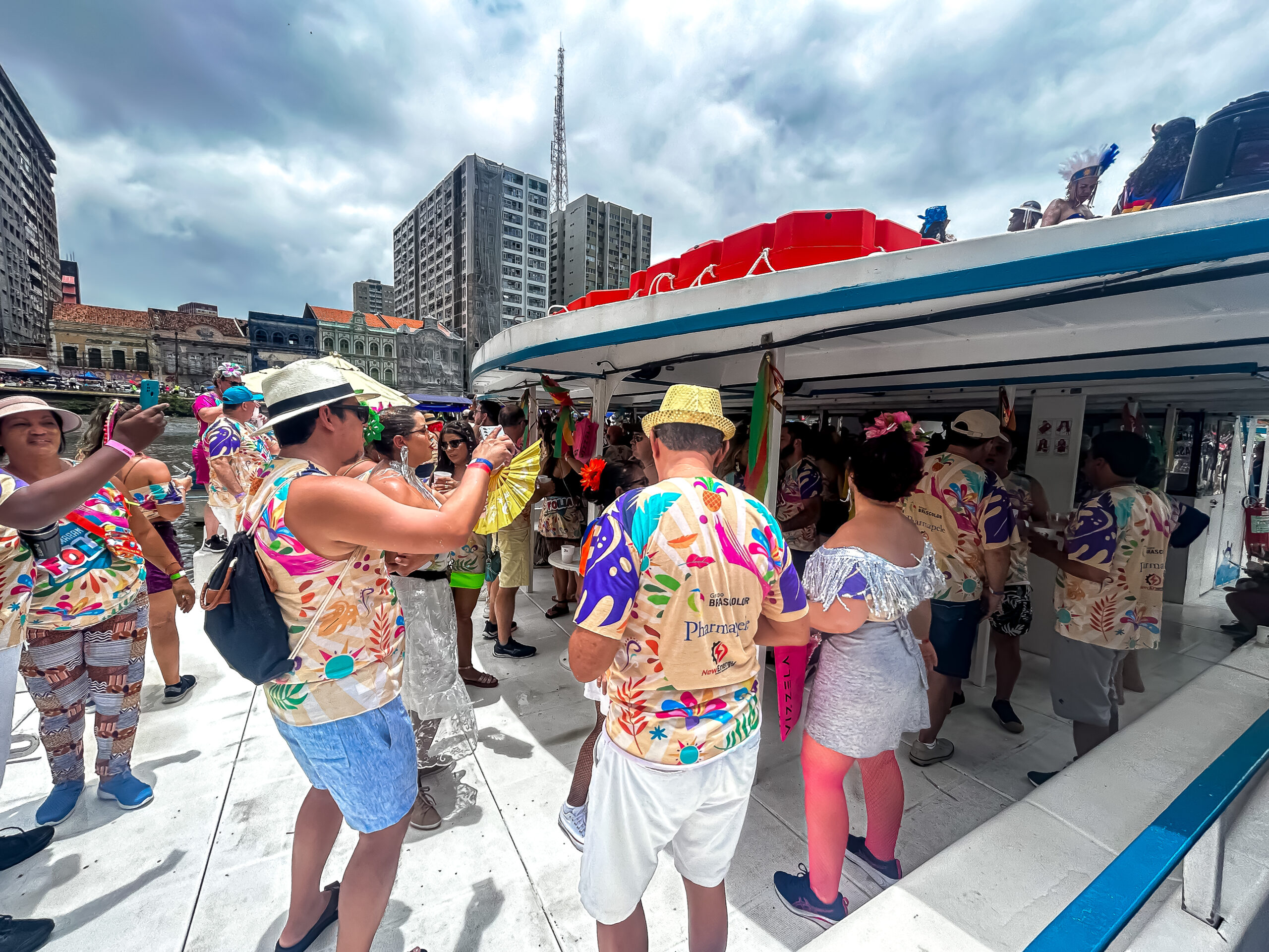 Os foliões aproveitaram os maiores sucessos do carnaval que a banda tocou ao vivo Os foliões aproveitaram os maiores sucessos do carnaval que a banda tocou ao vivo