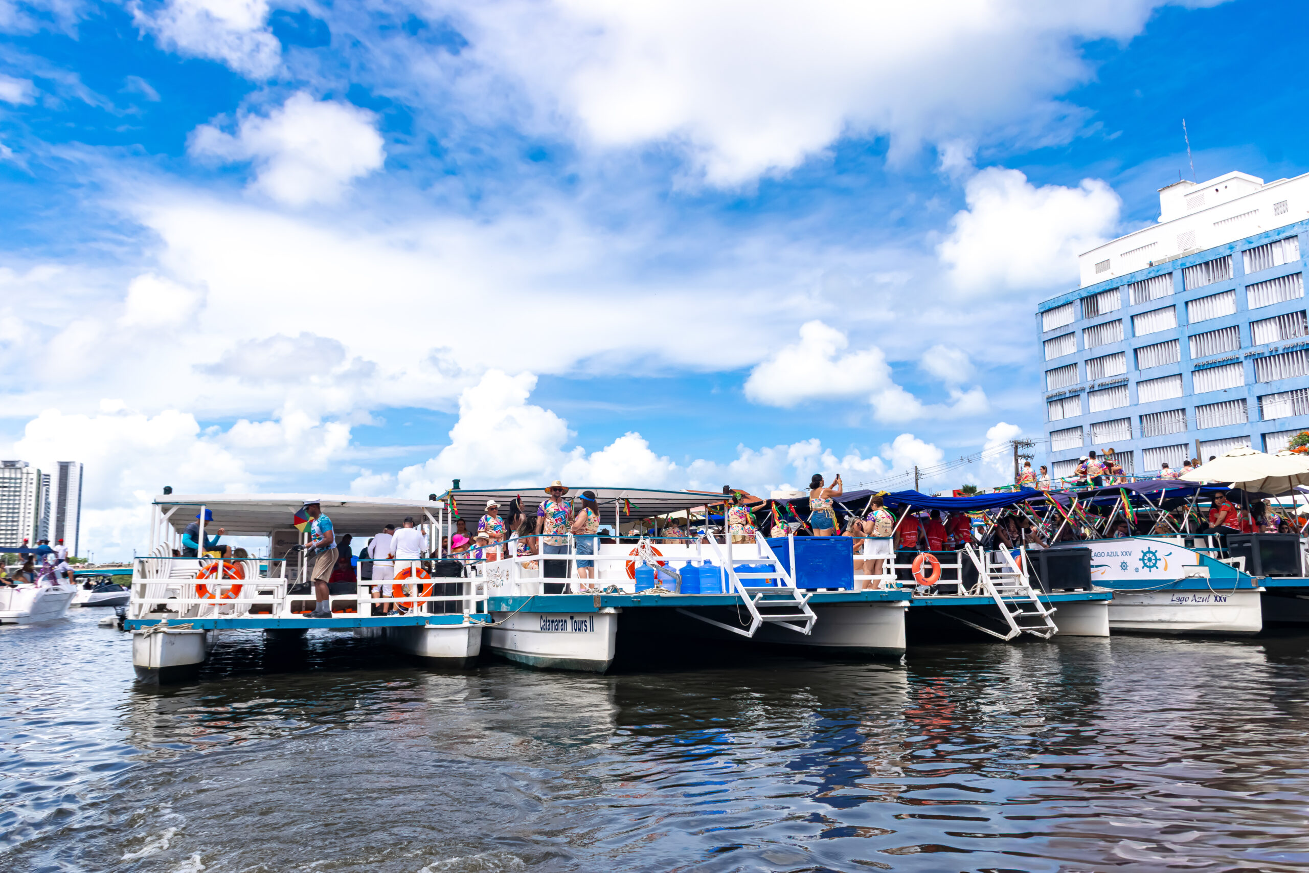 Sete catamarãs dispostos lado a lado serviram de palco para a folia em frente ao Galo Sete catamarãs dispostos lado a lado serviram de palco para a folia em frente ao Galo