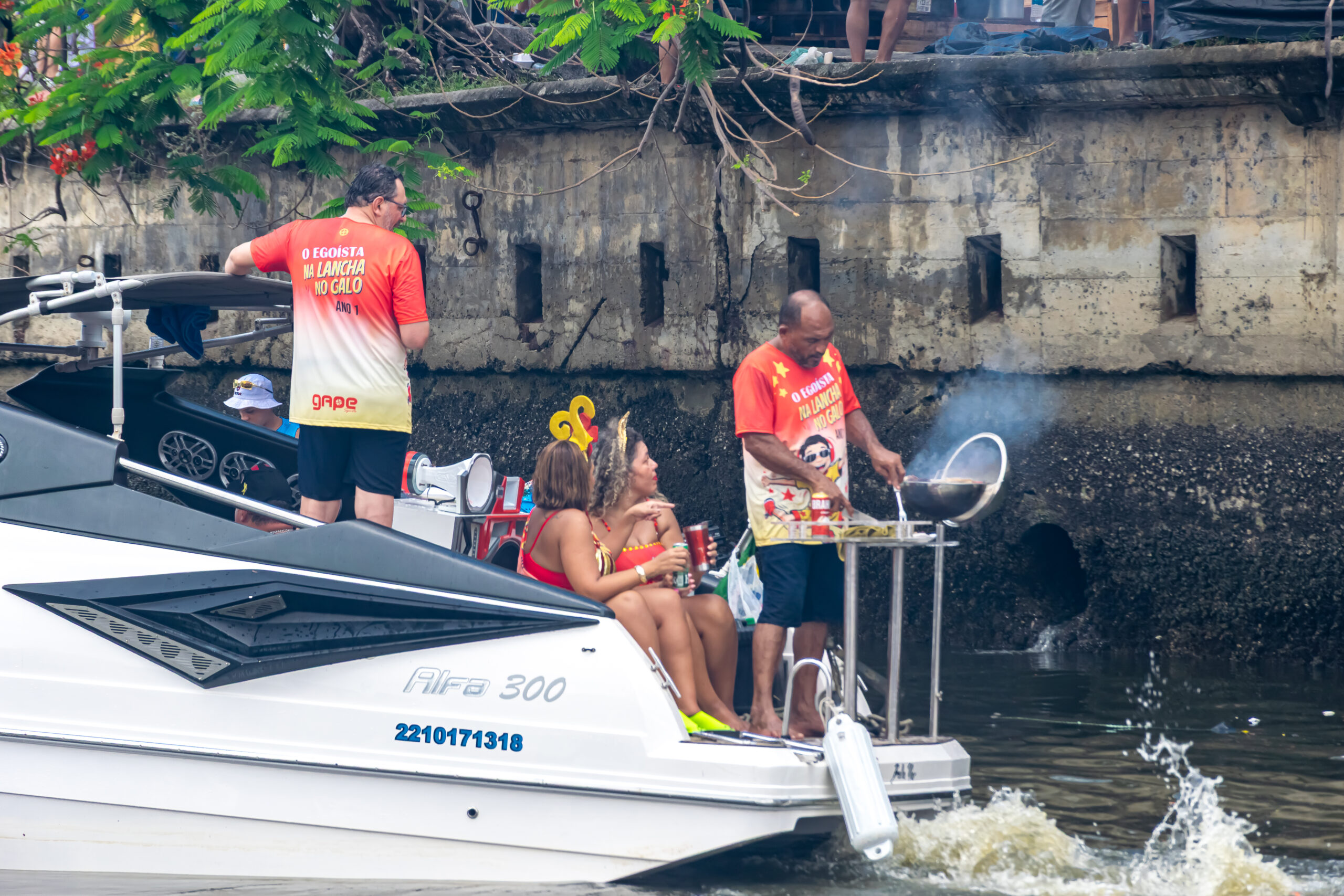 Enquanto os trios passam, os espectadores fazem sua festa nos barcos e lanchas Enquanto os trios passam, os espectadores fazem sua festa nos barcos e lanchas