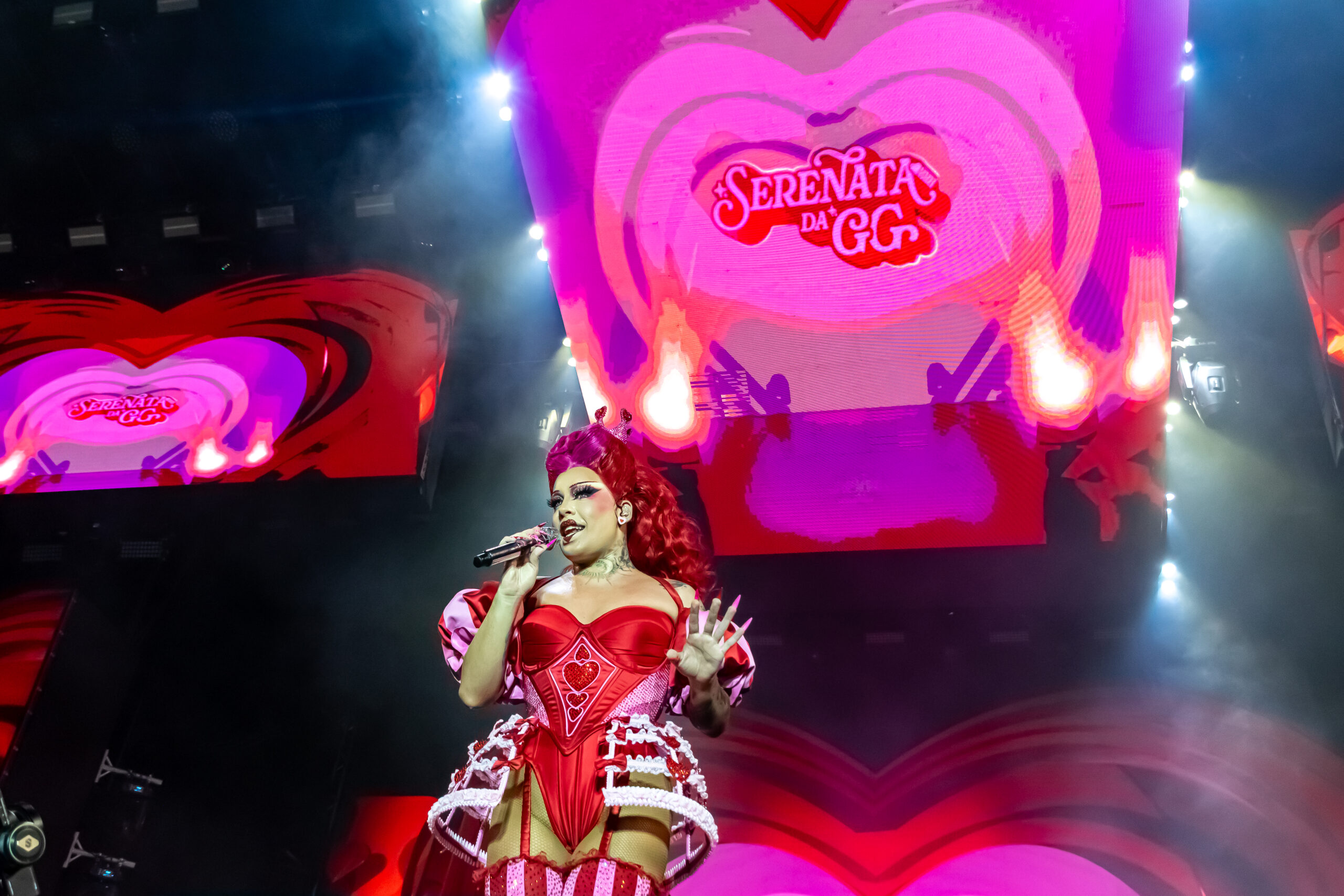 Reforçando o arquétipo do amor, o figurino fez alusão à Rainha de Copas Reforçando o arquétipo do amor, o figurino fez alusão à Rainha de Copas
