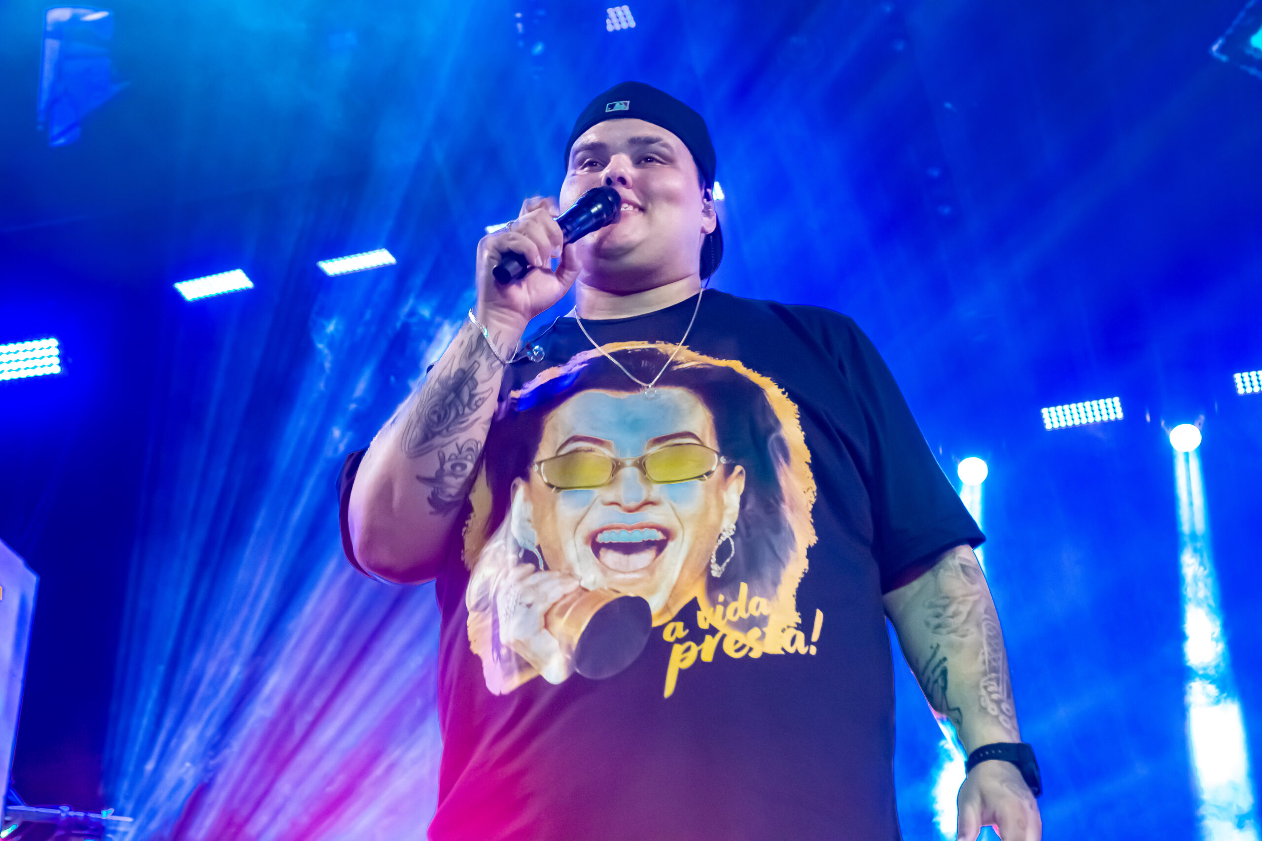 “A vida presta”, frase de Fernanda Torres estampou a camisa do vocalista do grupo Menos é Mais “A vida presta”, frase de Fernanda Torres estampou a camisa do vocalista do grupo Menos é Mais