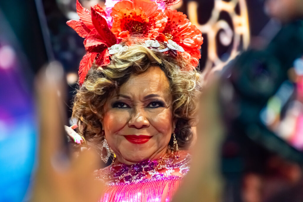 Alcione fez o show sentada e emocionou o público com a potência de sua voz