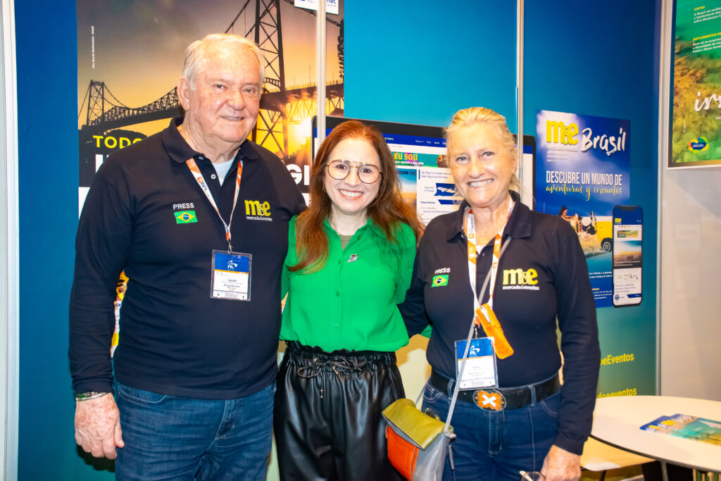 Roy Taylor e Rosa Masgrau, do M&E, com Ana Carolina Medeiros, da Abav Nacional