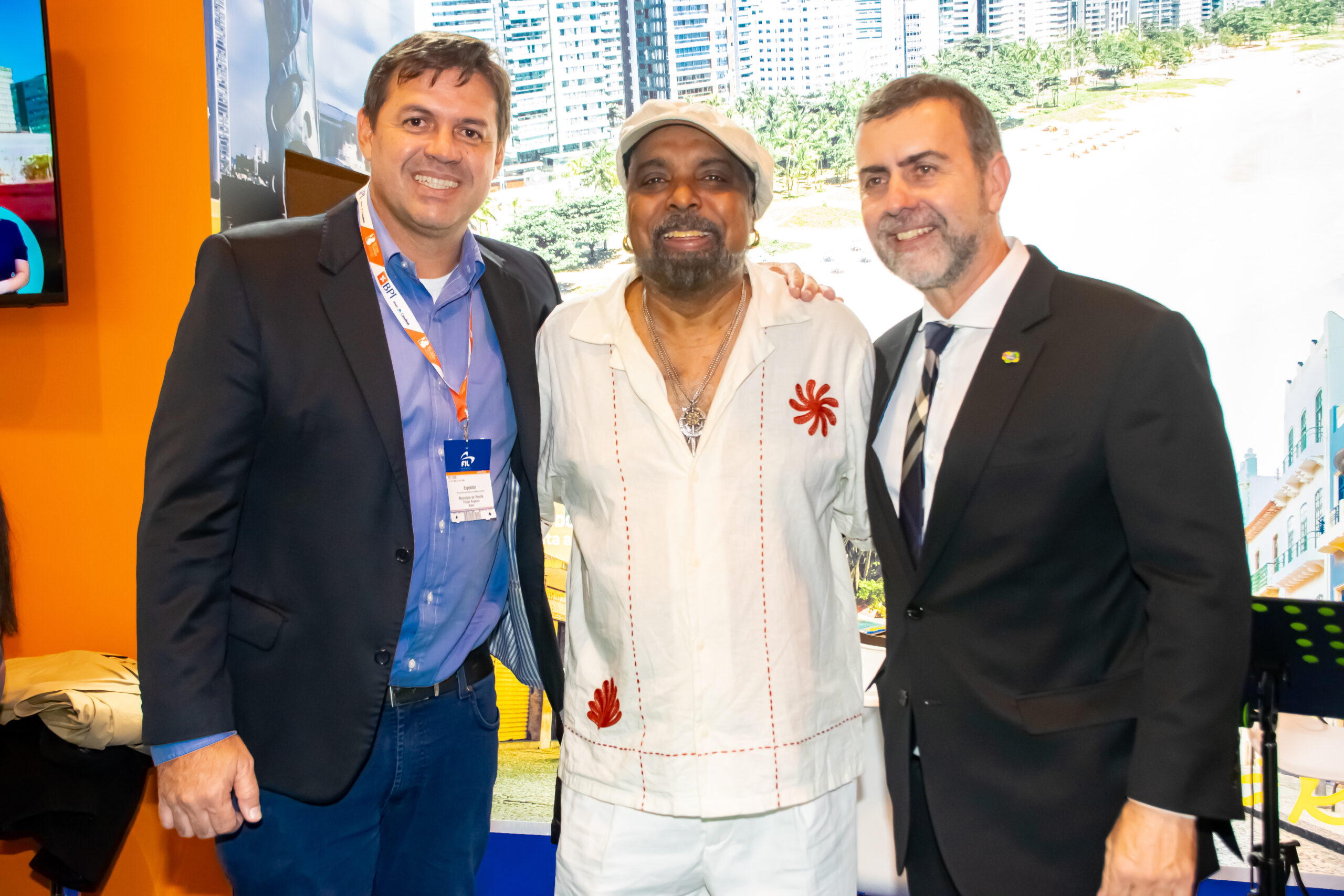 Thiago Ângelo, do Recife, Marrom Brasileiro, cantor, e Marcelo Freixo, da Embratur Thiago Ângelo, do Recife, Marrom Brasileiro, cantor, e Marcelo Freixo, da Embratur