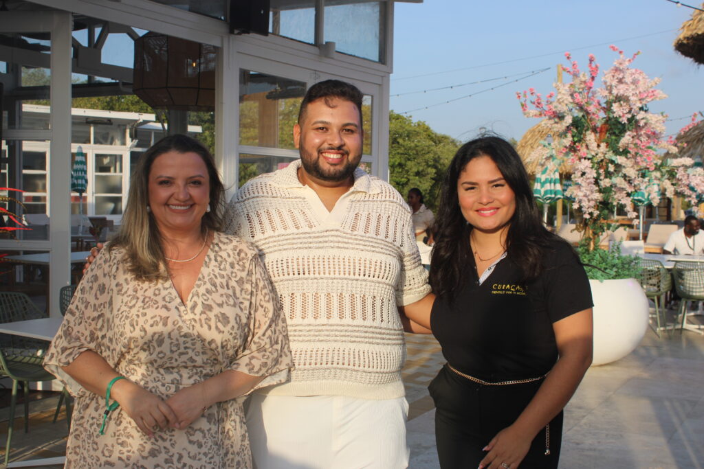 Janaina Araújo, Vinicius Dantas e Elaine Hardt, do turismo de Curaçao