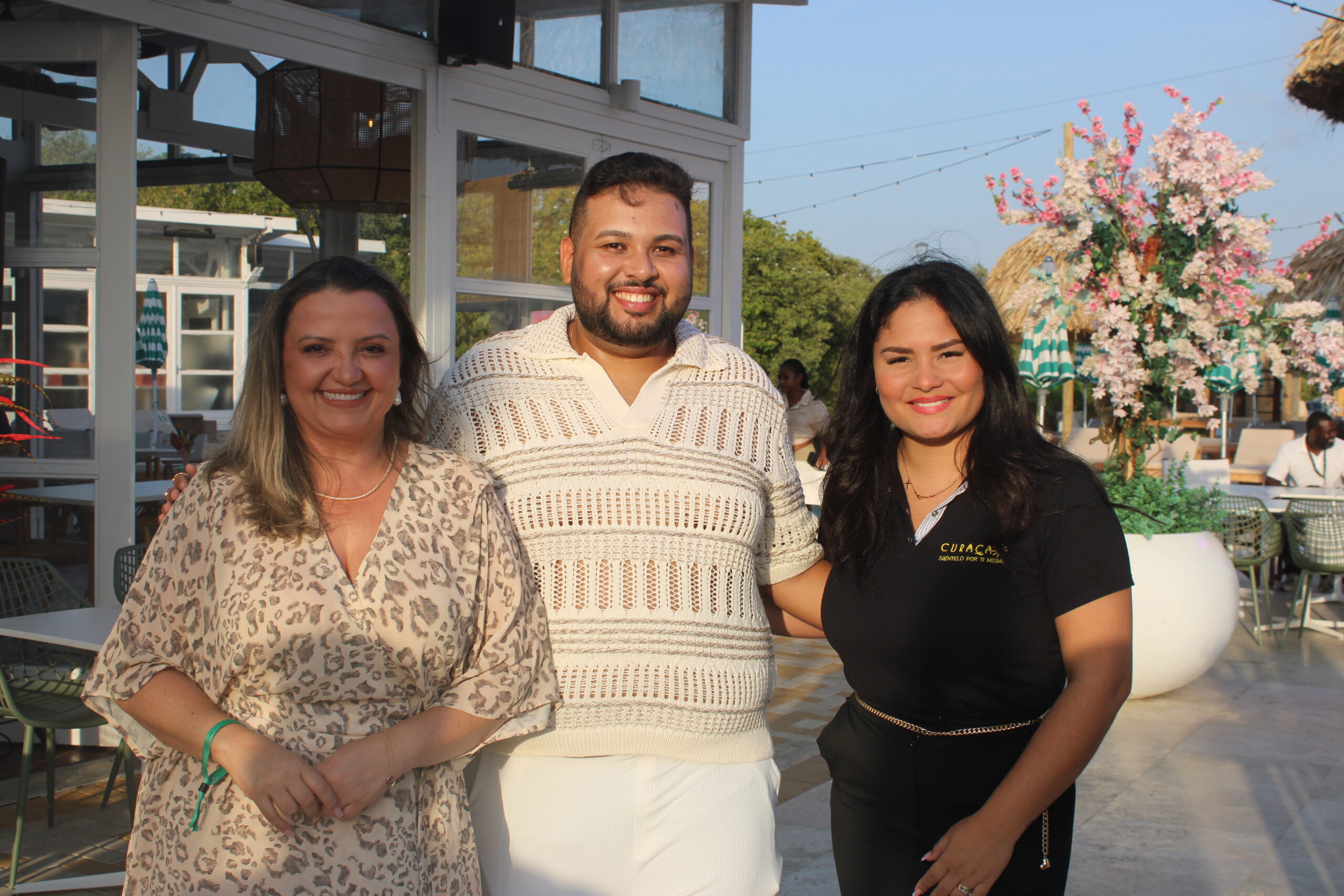 Janaina Araújo, Vinicius Dantas e Elaine Hardt, do turismo de Curaçao